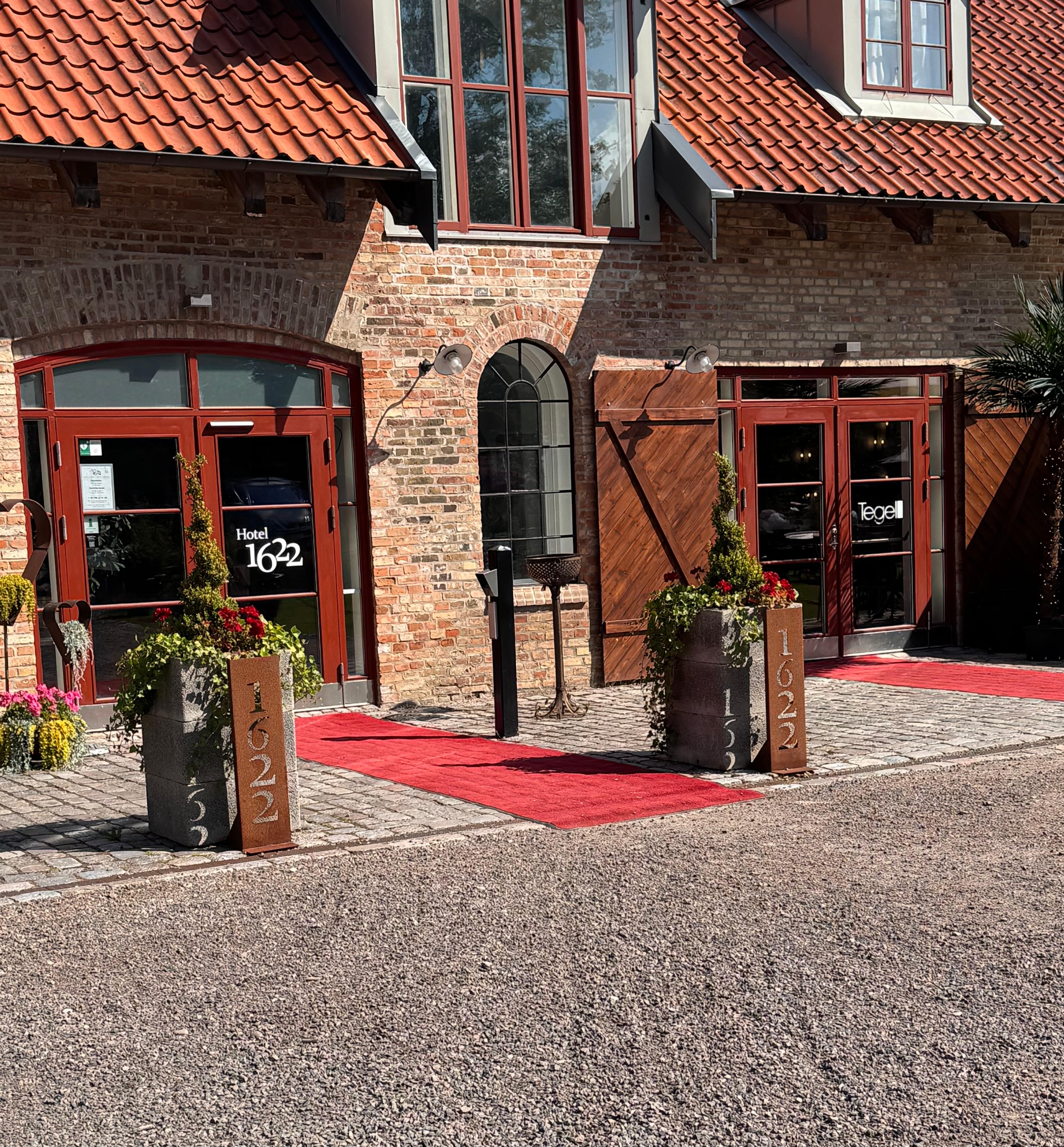 Ingång till hotell 1622 och resturang Tegel.