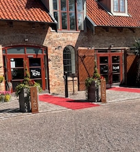 Ingång till hotell 1622 och resturang Tegel.