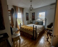 Hotelzimmer mit Bett