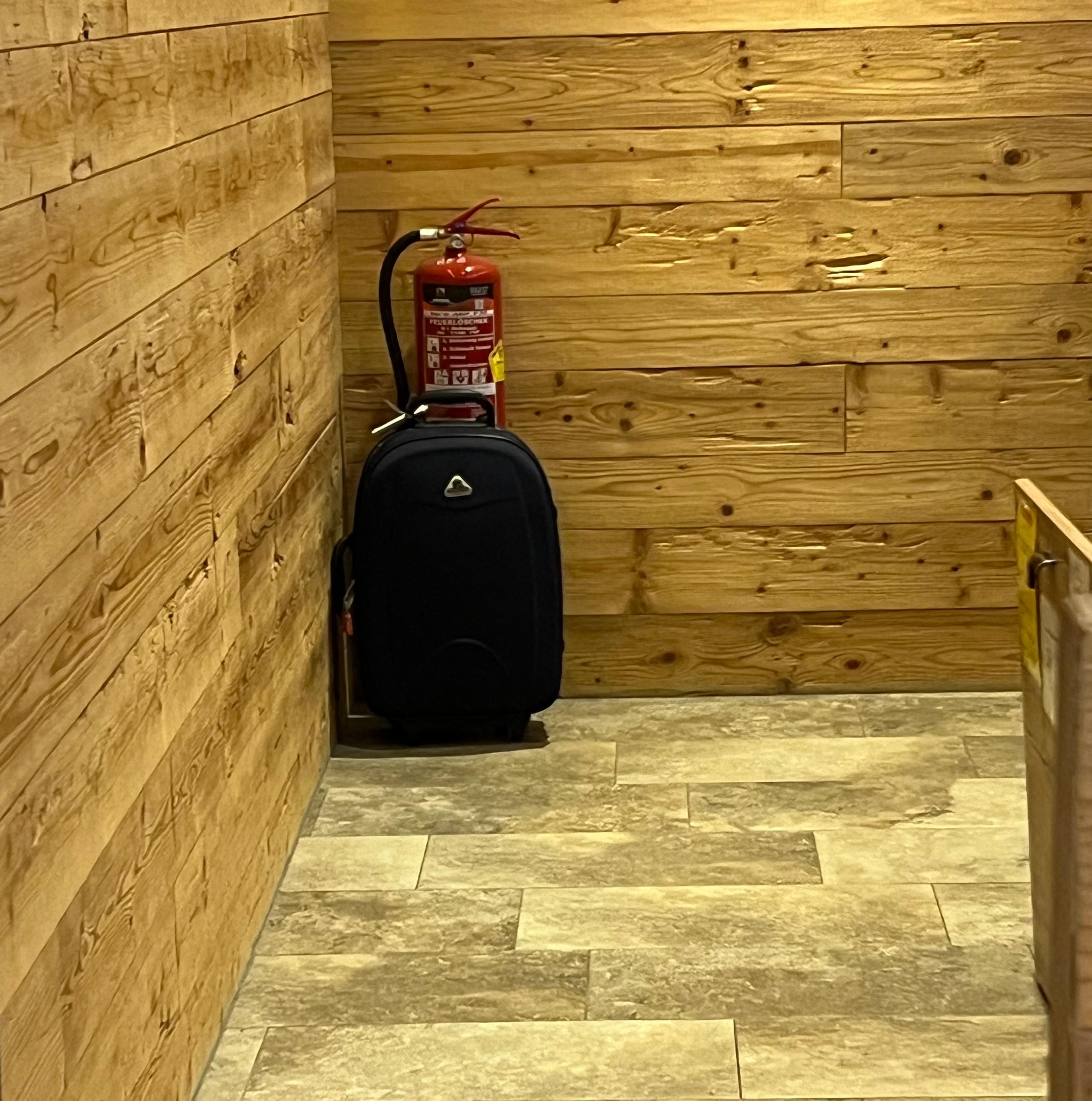 明明有幫其他人寄存，亦有很多空間。