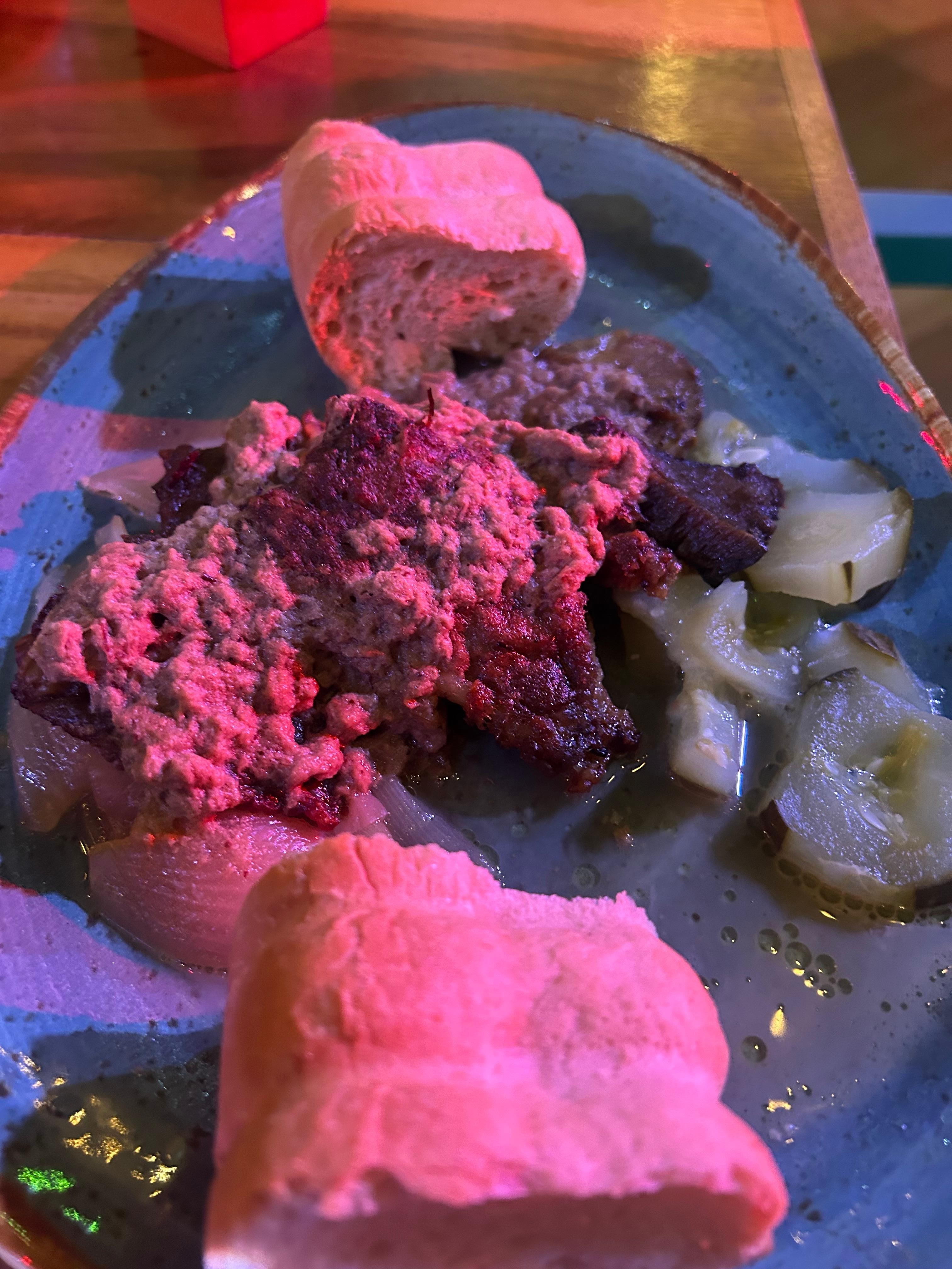 Oneida dinner show food was unacceptable. 