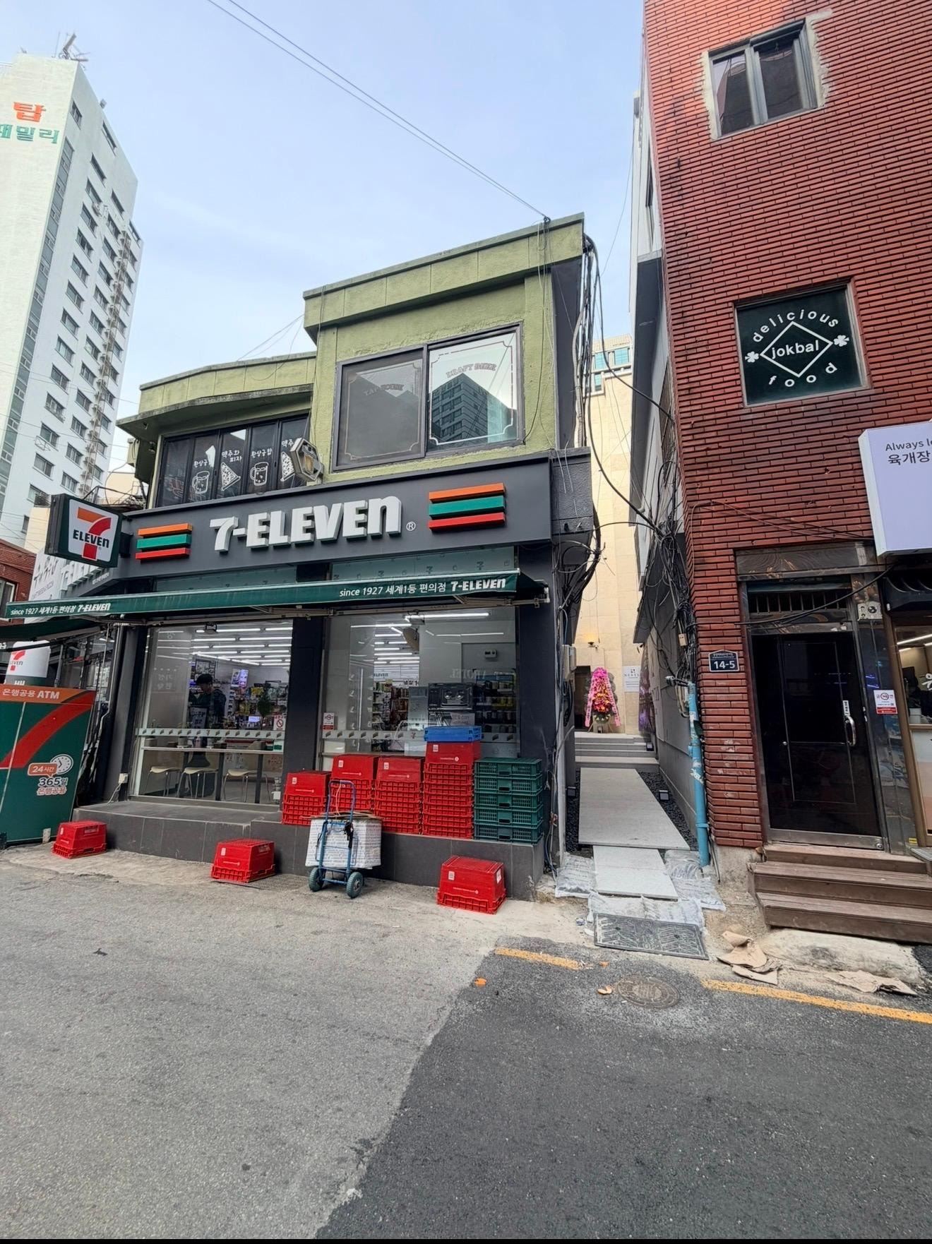 7-11右邊小小那條路就是飯店入口