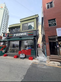 7-11右邊小小那條路就是飯店入口