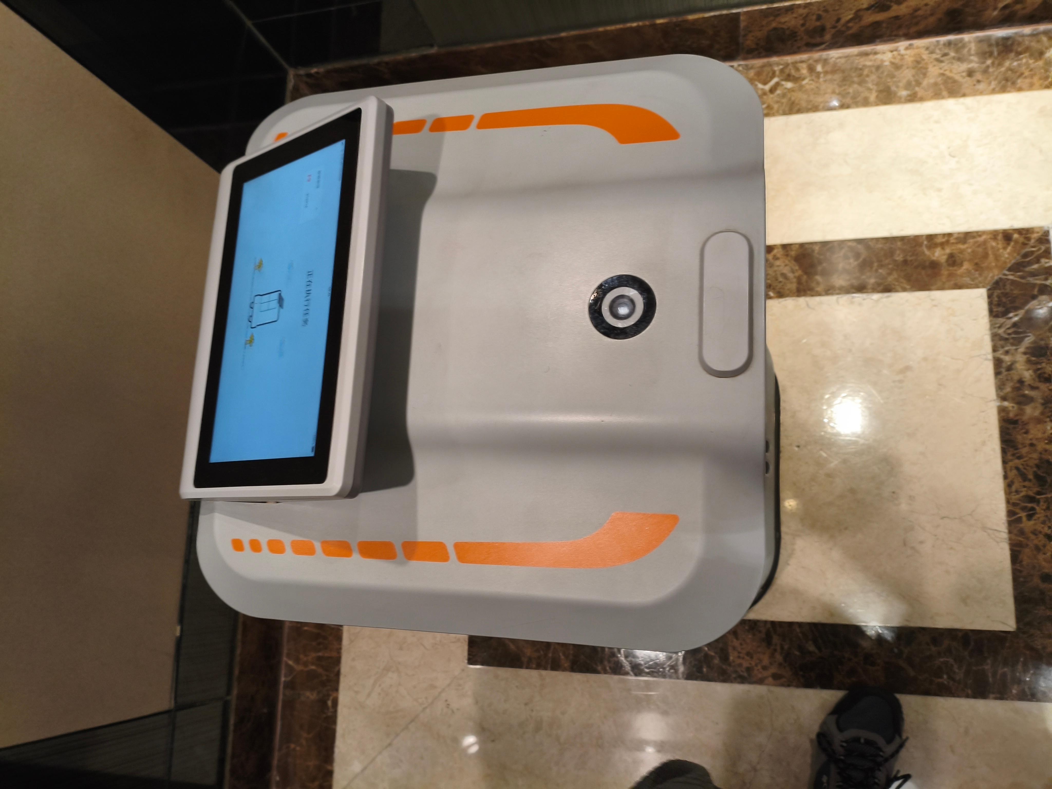 Robô, entregado comida.
