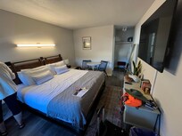 King room. Lots of pillows.