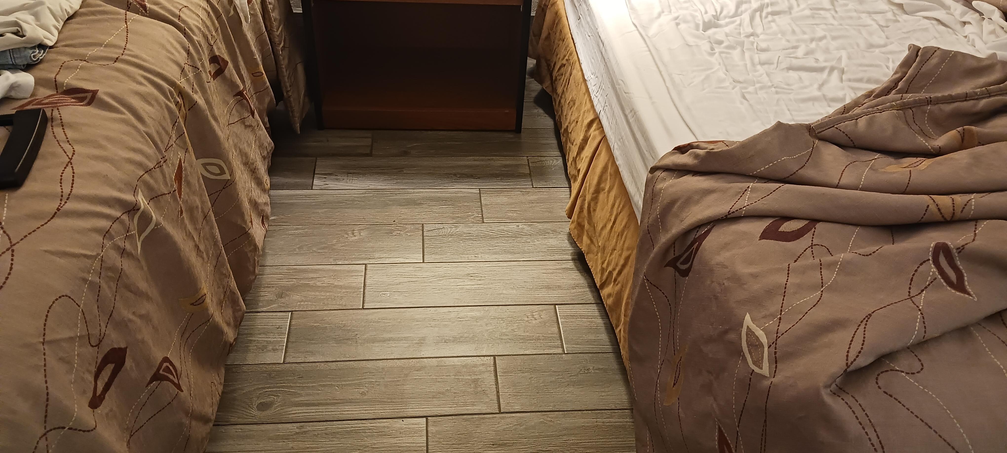 Room 201 - Uneven beds (comfort of one bed distinguishable) 