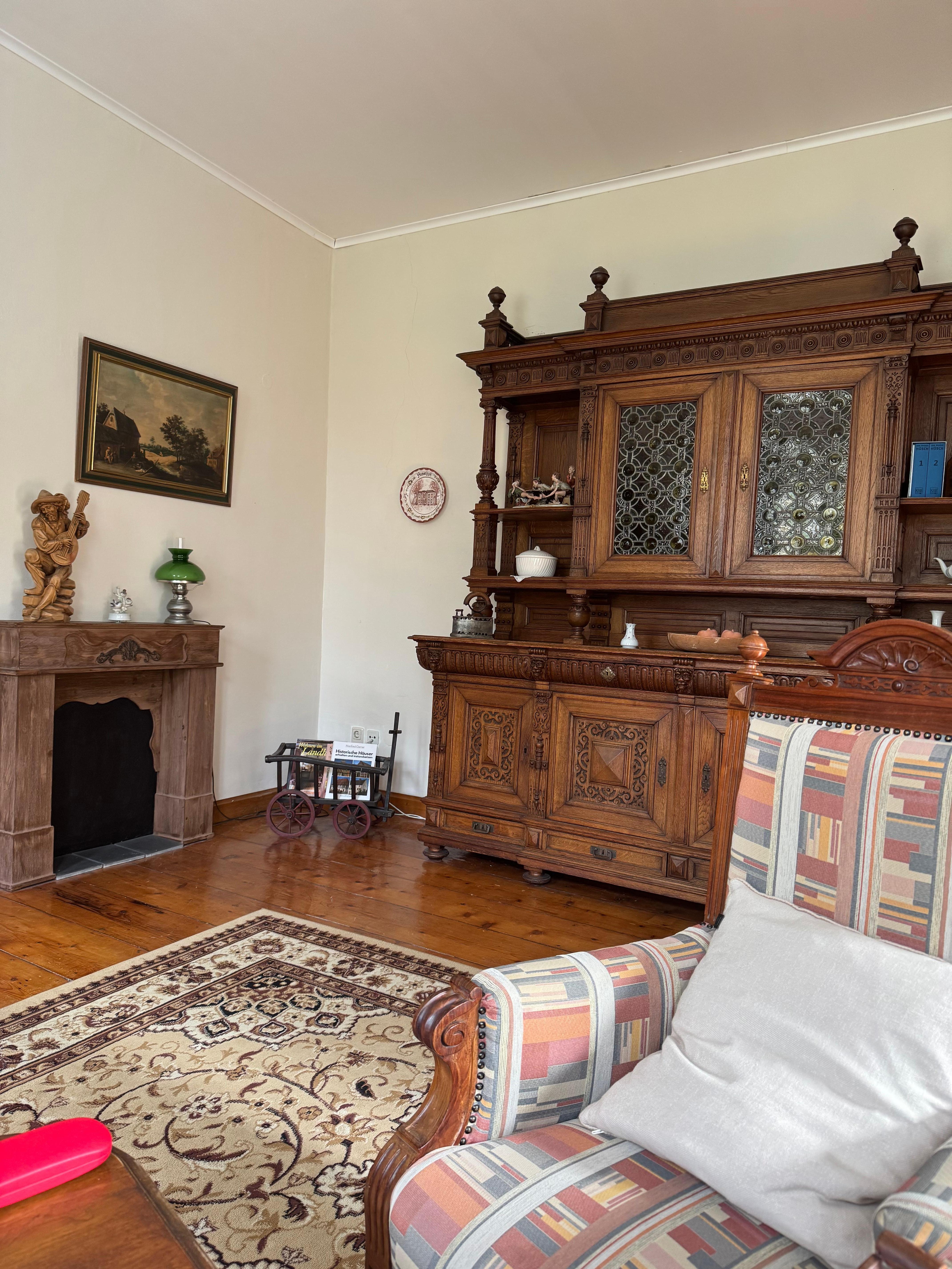 Im Wohnzimmer mit verstecktem Fernseher