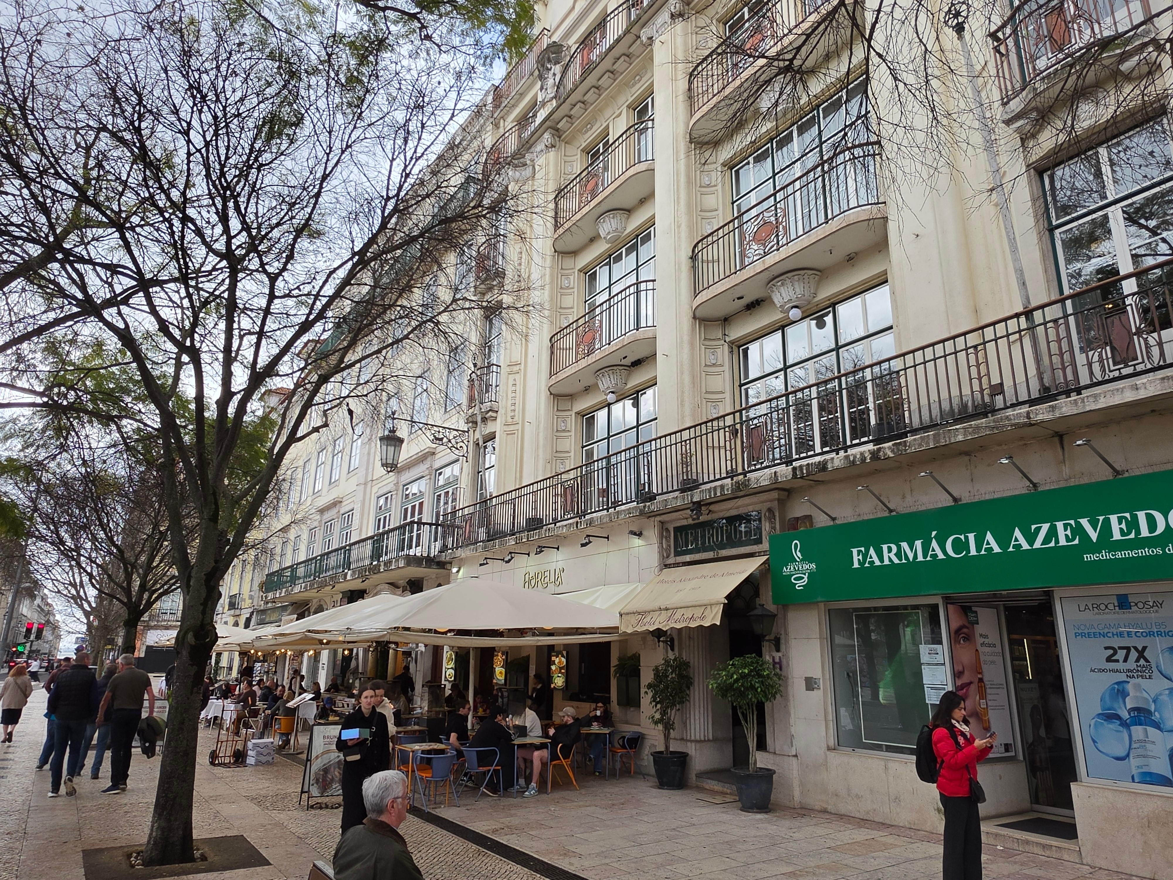 Hotel entrance - steps and lift up to 1st floor reception and lounge / dining area (above the shops and restuarants).
