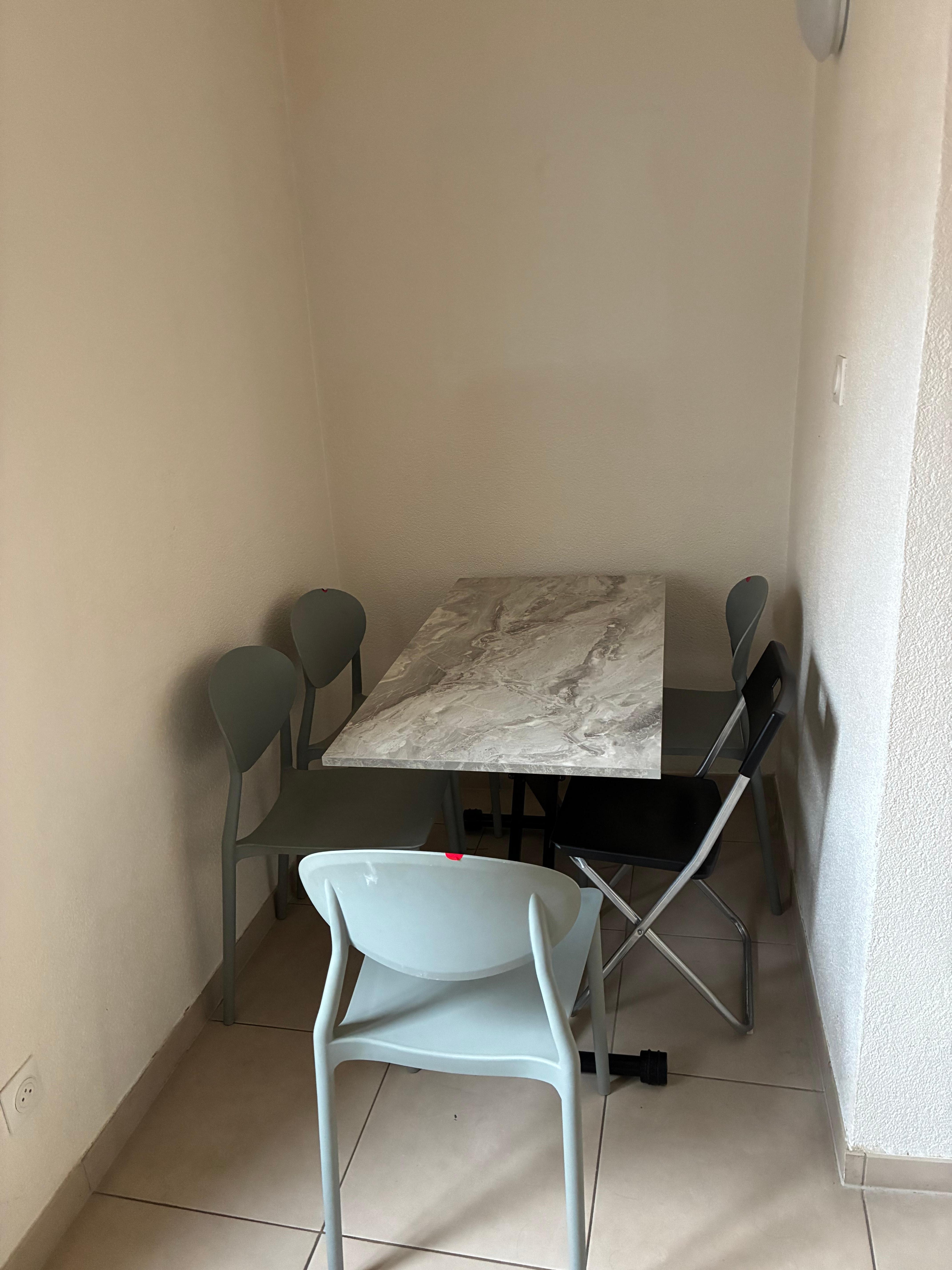 Une femme de ménage qui nettoyait l’appartement voisin nous a donné une 5ème chaise (pliante). Difficile de se glisser autour de la table…