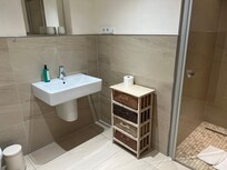 Das Duschbad, groß und ziemlich neu