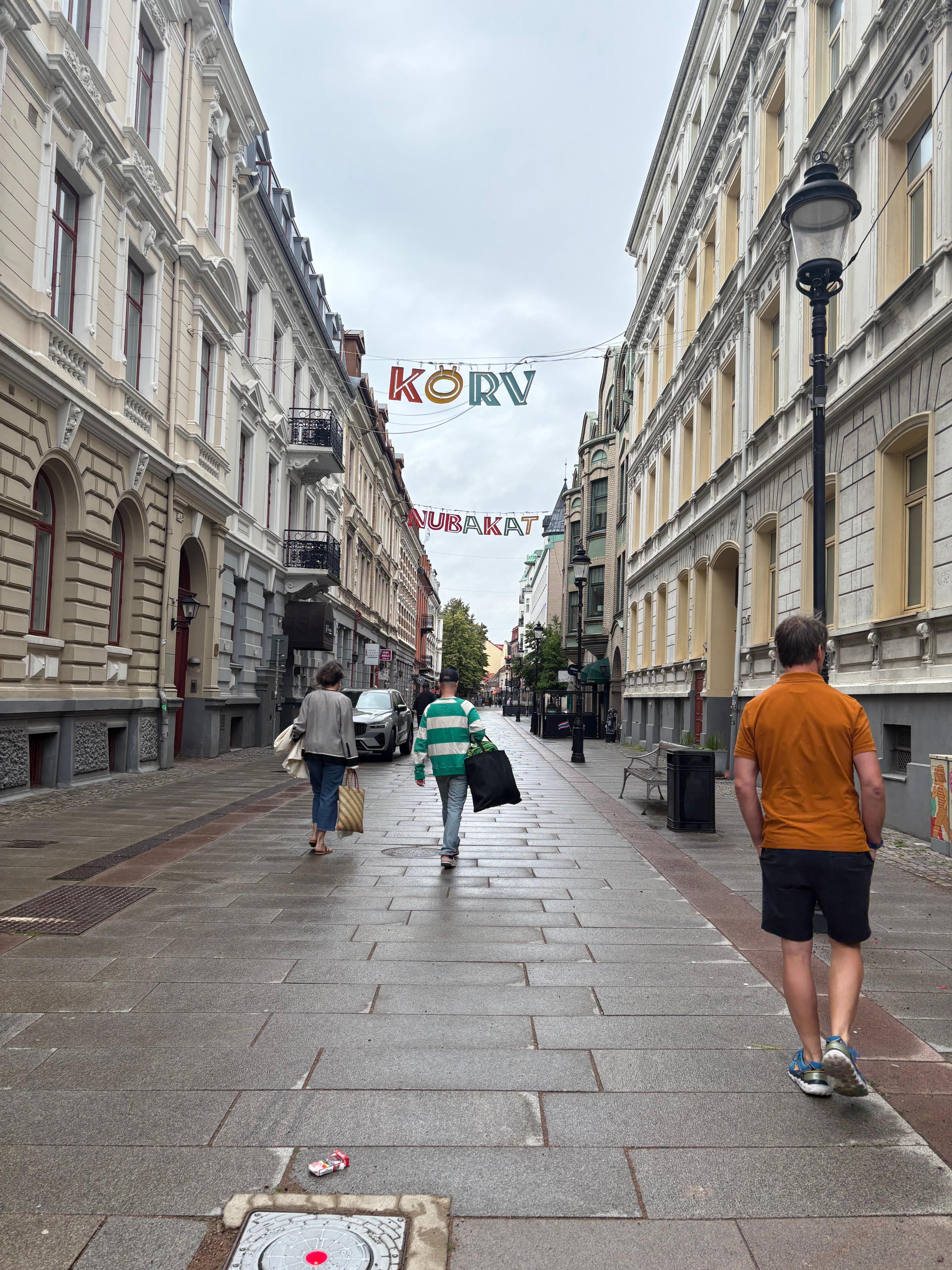 Gatan utanför hotellet. 