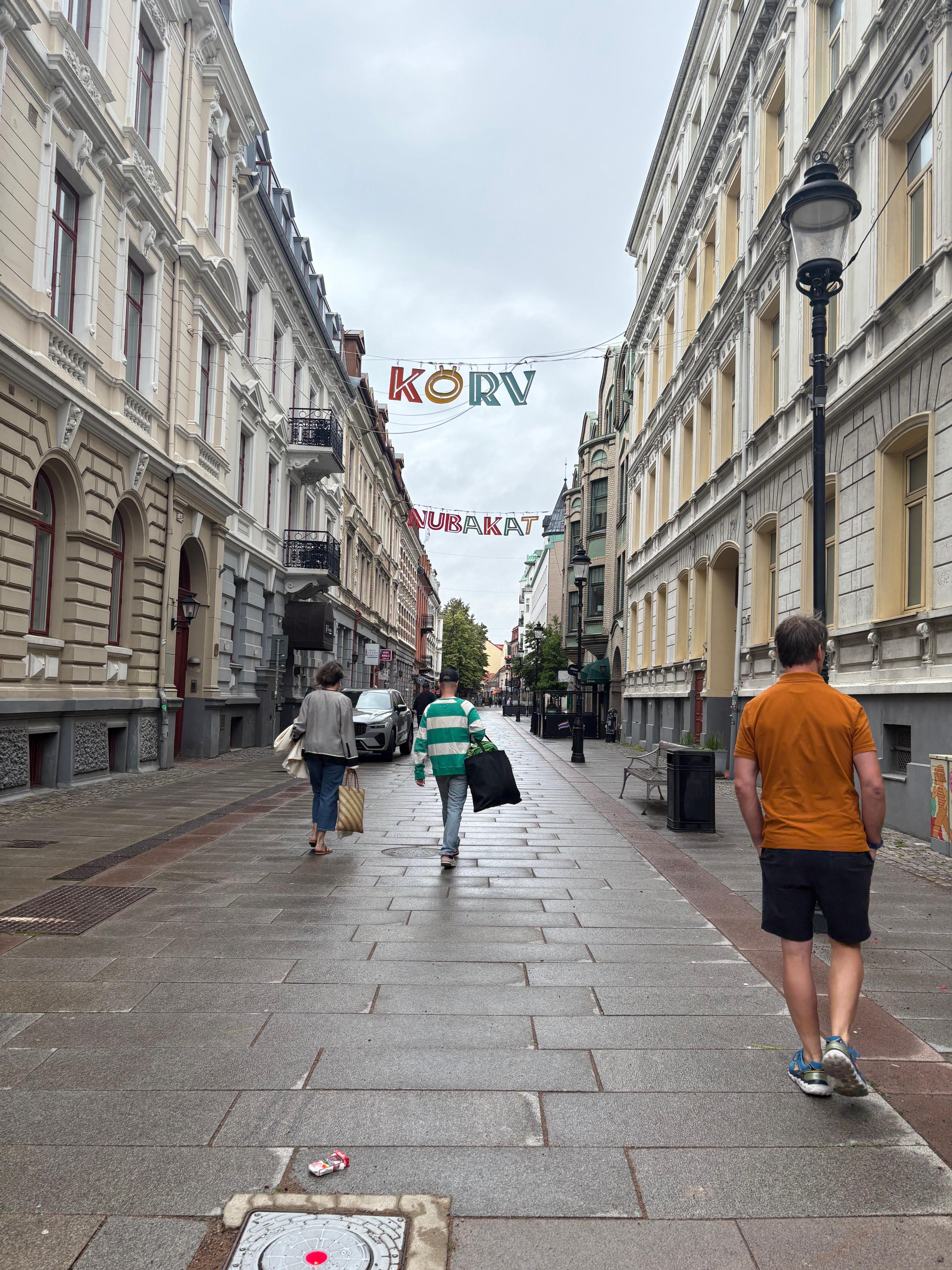 Gatan utanför hotellet. 