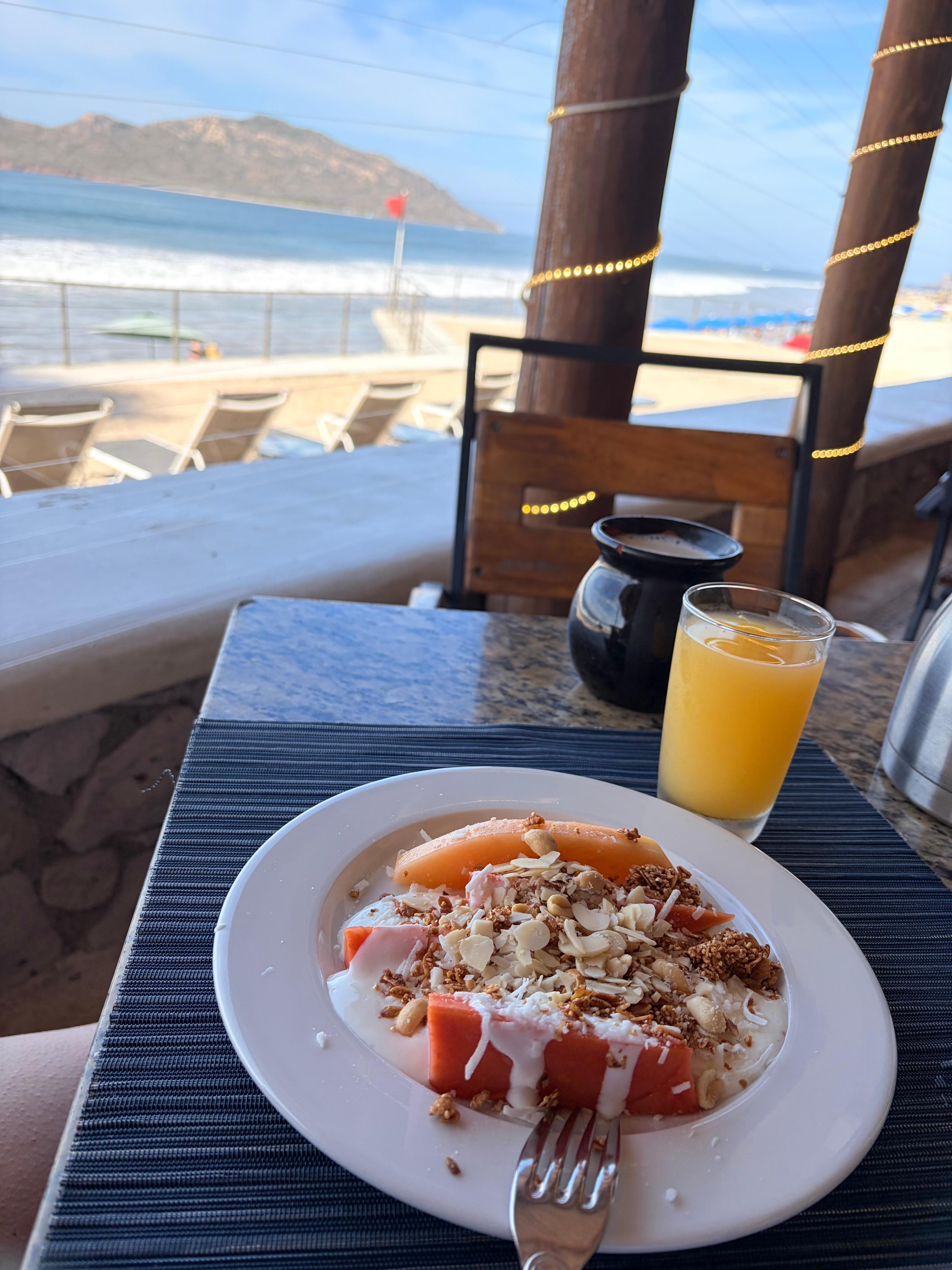 Muchas opciones para desayunar. Muy limpio y rico 