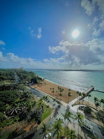 ワイキキホテル群の左端に位置し、カピオラニ公園もすぐそこ。賑やかさとのんびりさの両方が楽しめます。