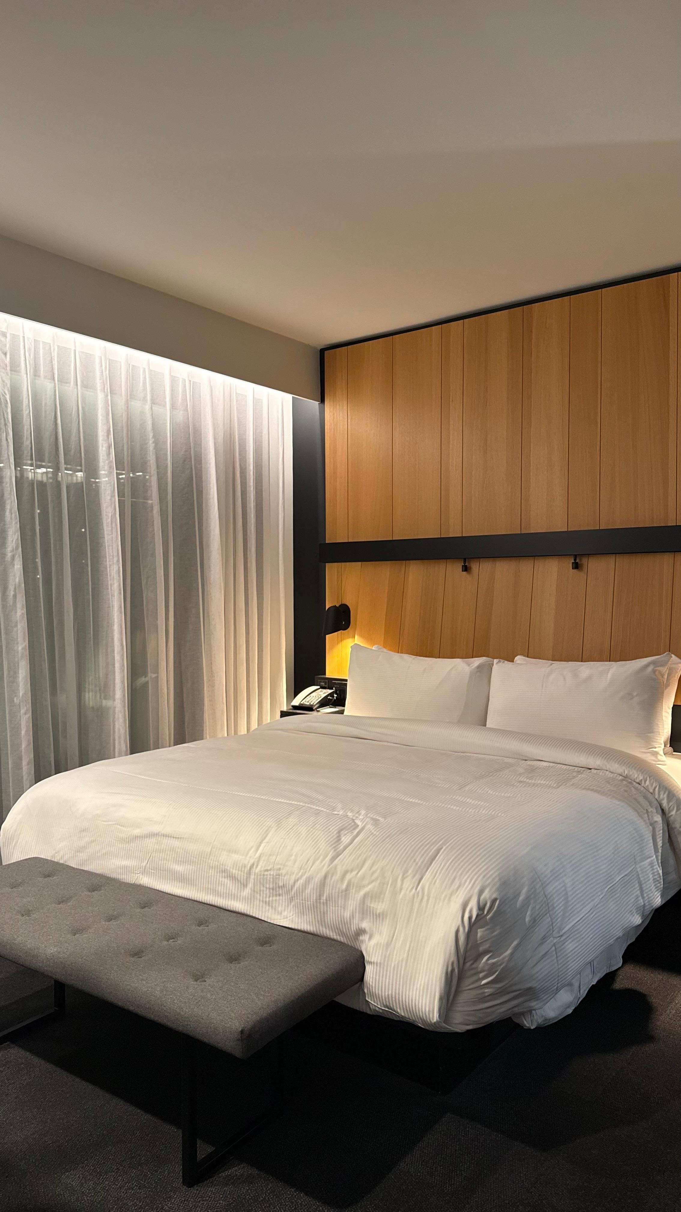 Big bed, comfortable pillow.