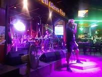 The full moon cafe can enjoy live music and beer