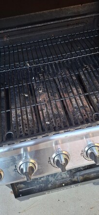 BBQ in poor condition, not cleaned at all