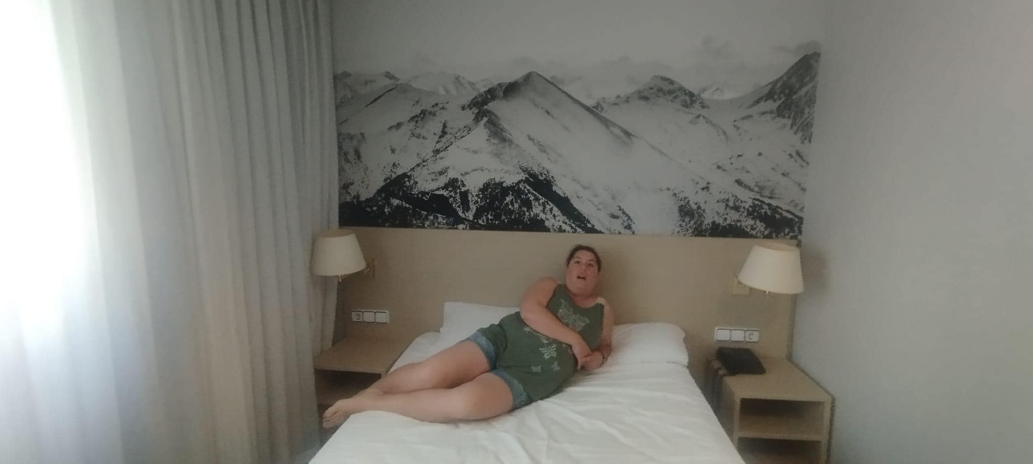 En la habitación con el cuadro que esta detrás que es muy chulo