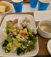 朝食ビュッフェ付き。品数も多く、パンもおいしい。