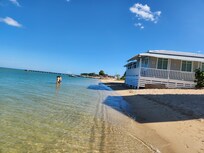 Clear water. Peaceful location during our stay Monday to Wednesday.