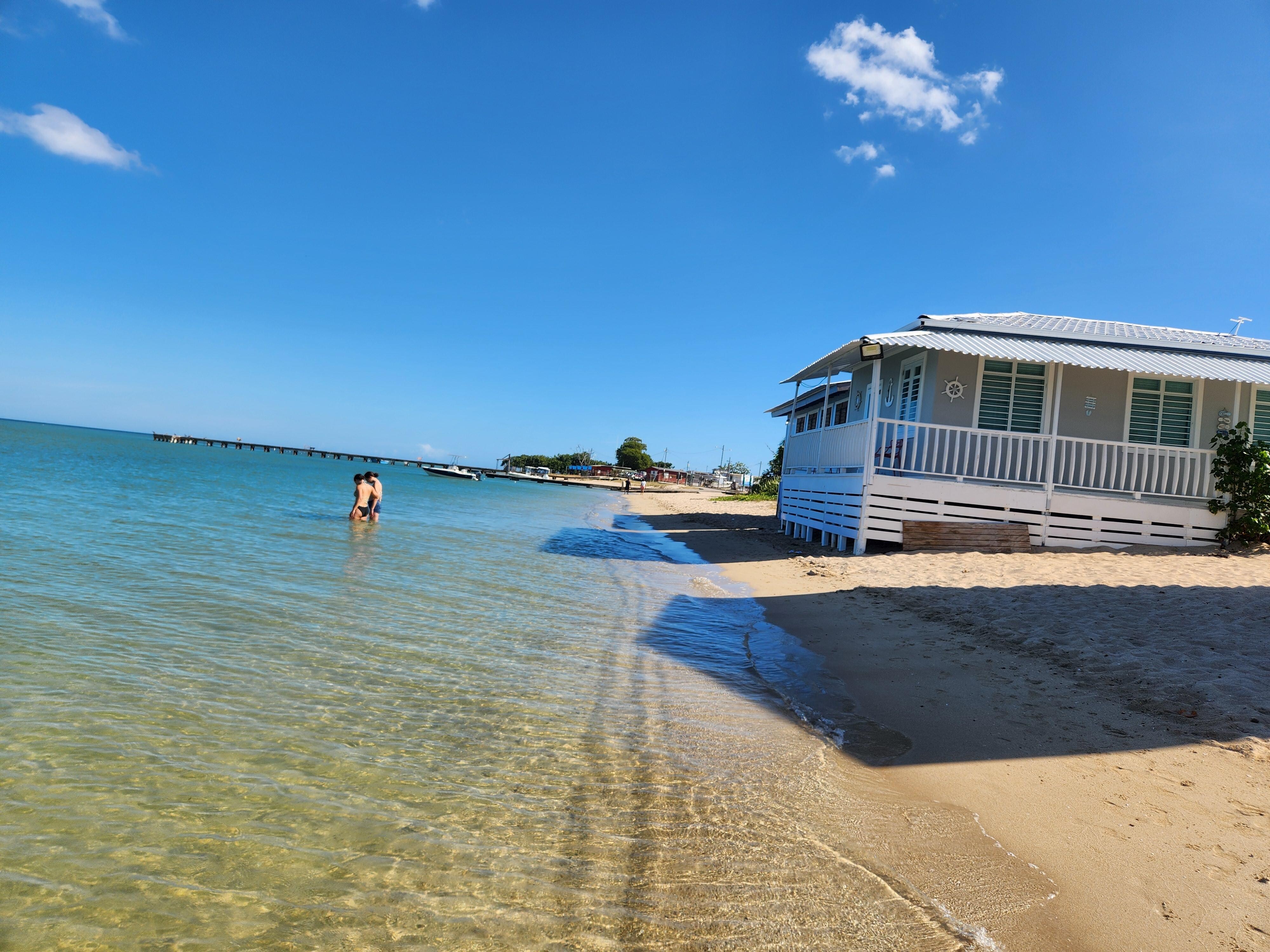 Clear water. Peaceful location during our stay Monday to Wednesday.