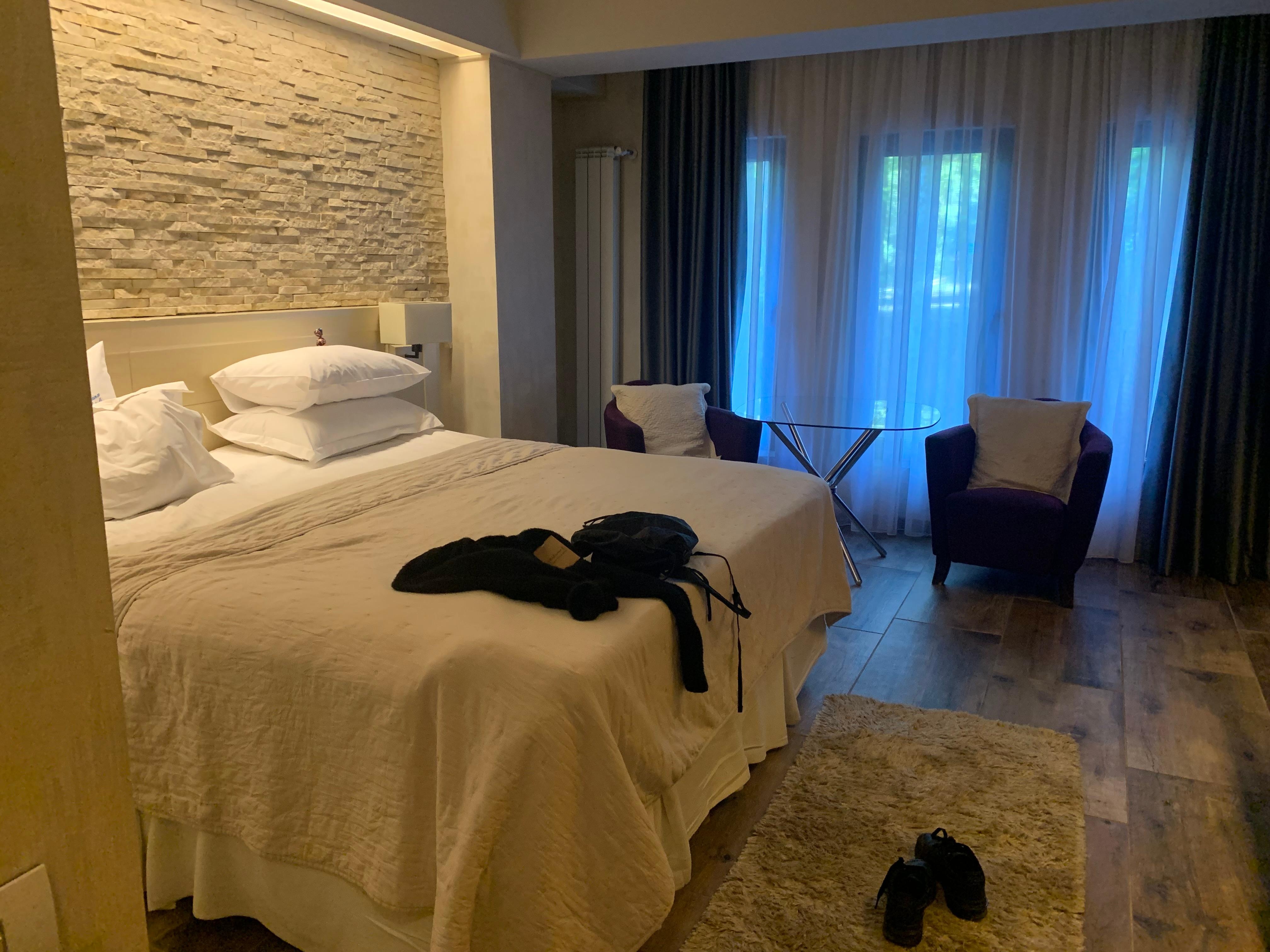 La chambre ( avec qqs unes de mes affaires 😇)
