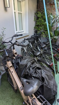 Vélos devant la fenêtre