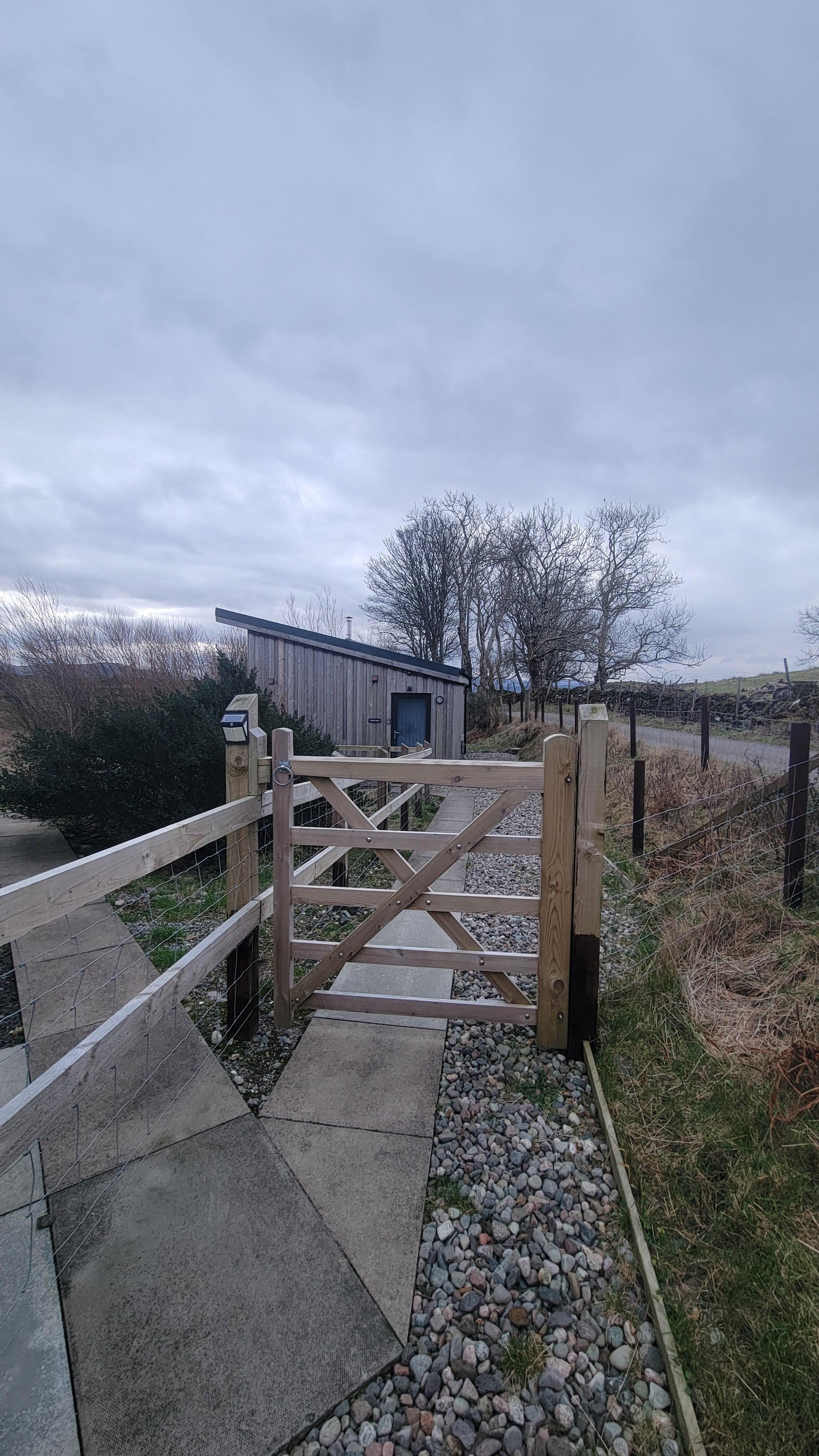 L'entrée piéton par le petit portail en bois