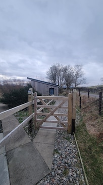 L'entrée piéton par le petit portail en bois
