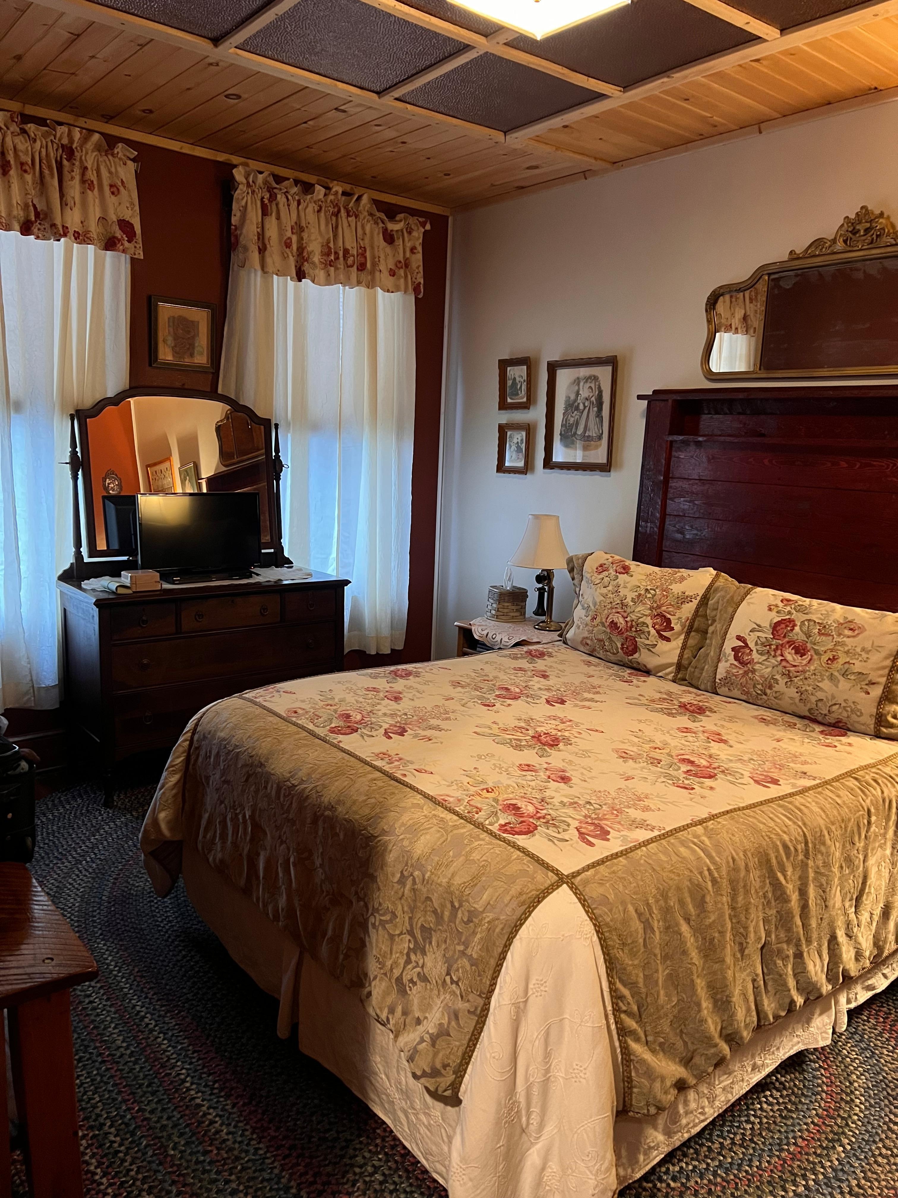  Beautiful bedroom decorated with antiques 