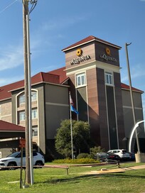 We stayed at the Hotel from September 24-27, 2025. A very good experience with the hotel, very friendly staff, very varied and good breakfast. What I loved the most was its location where you have all the restaurants and fast food. Recommended 💯