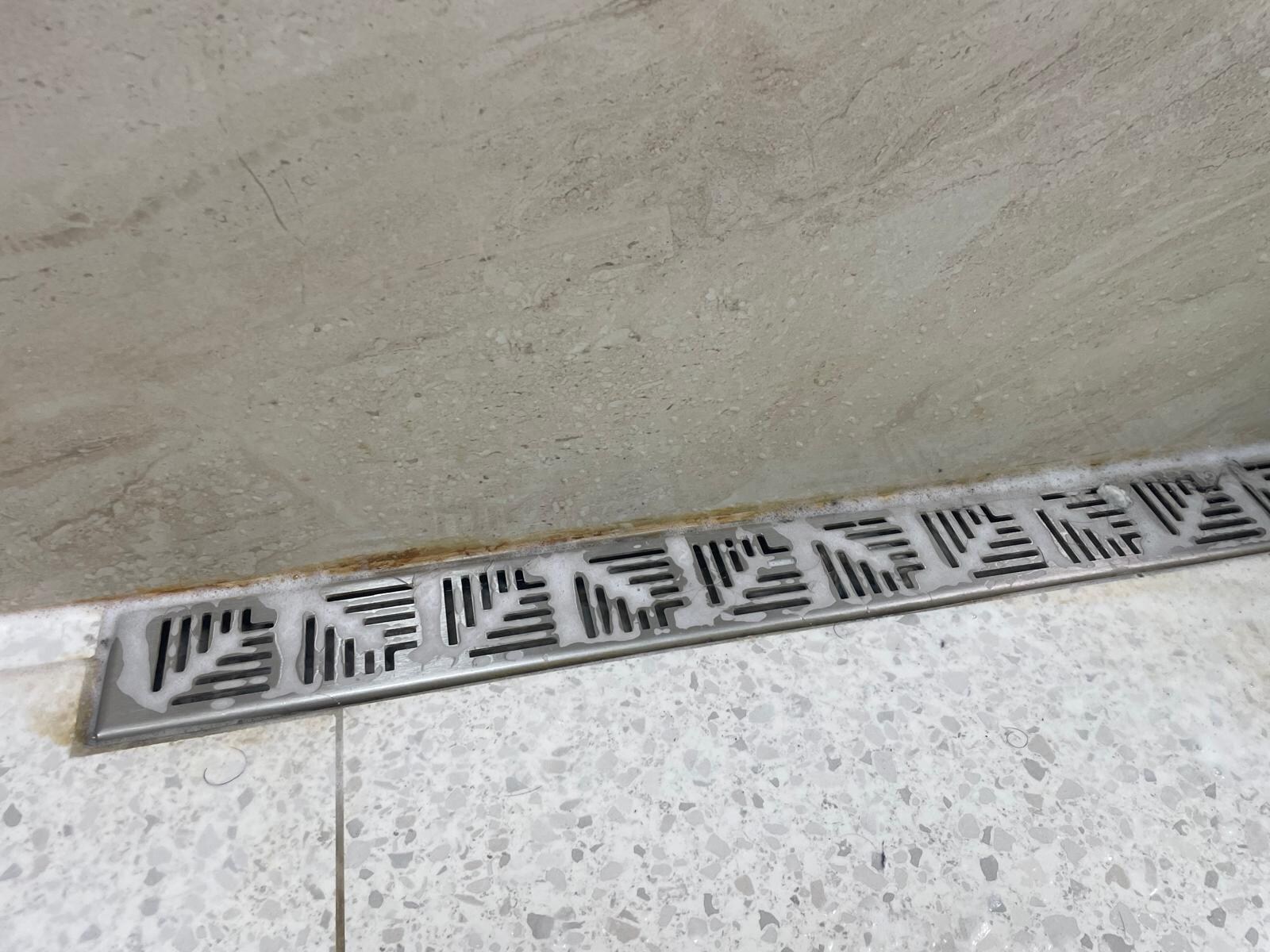 douche rez de chaussée encrassée
