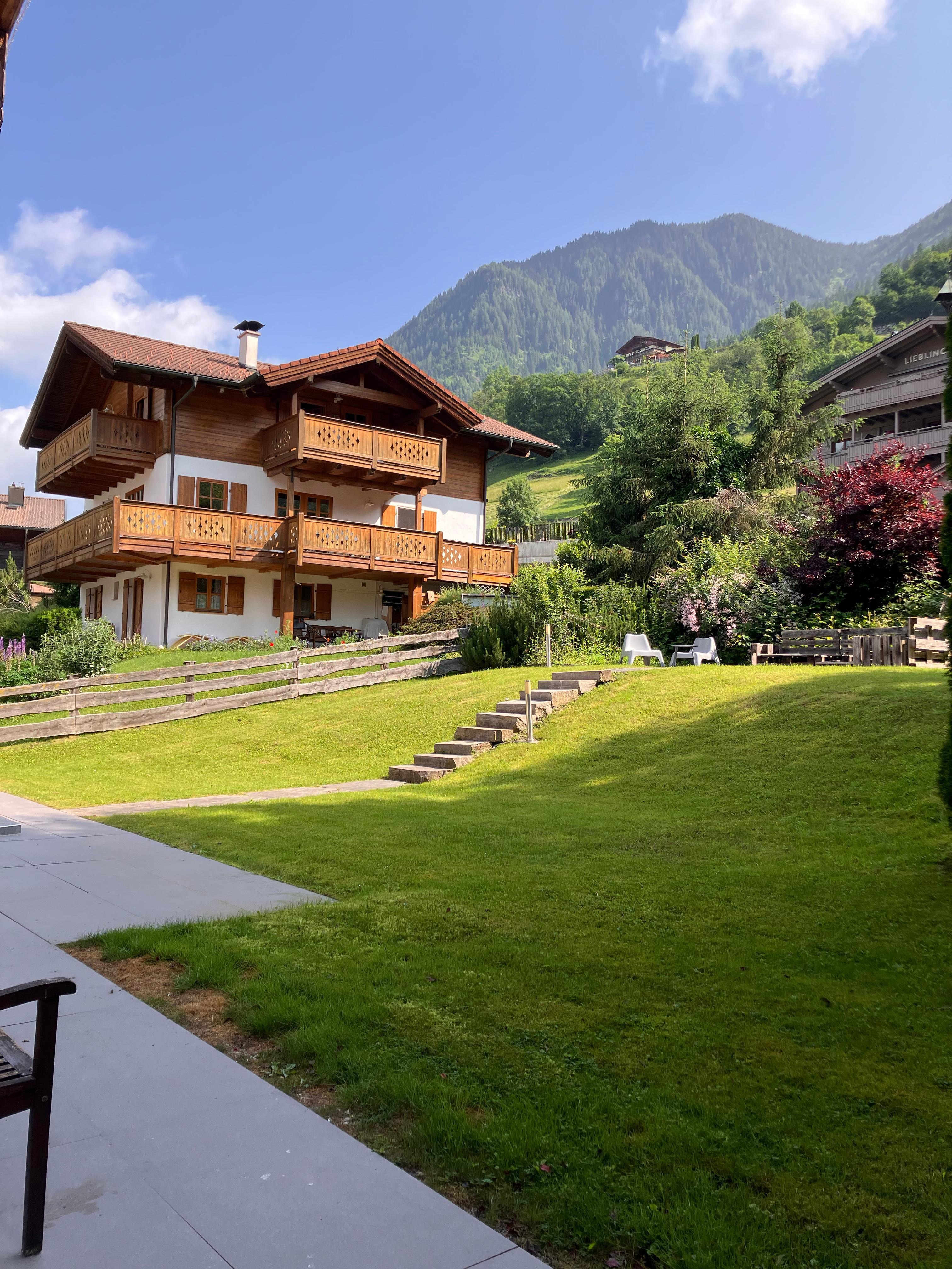 De achtertuin met zicht naar linkerkant 