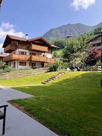 De achtertuin met zicht naar linkerkant