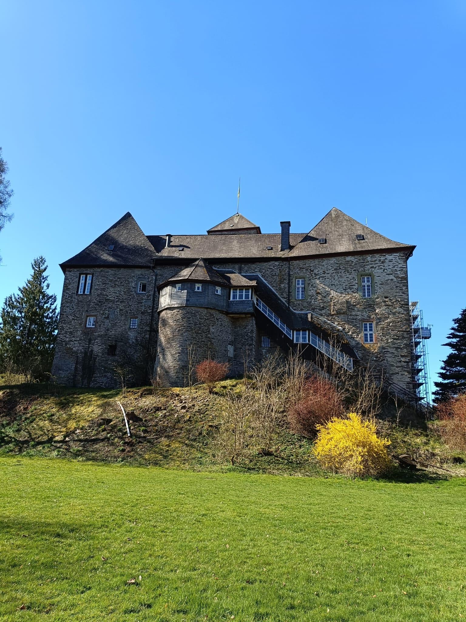 Die Burg bei strahlendem Wetter.