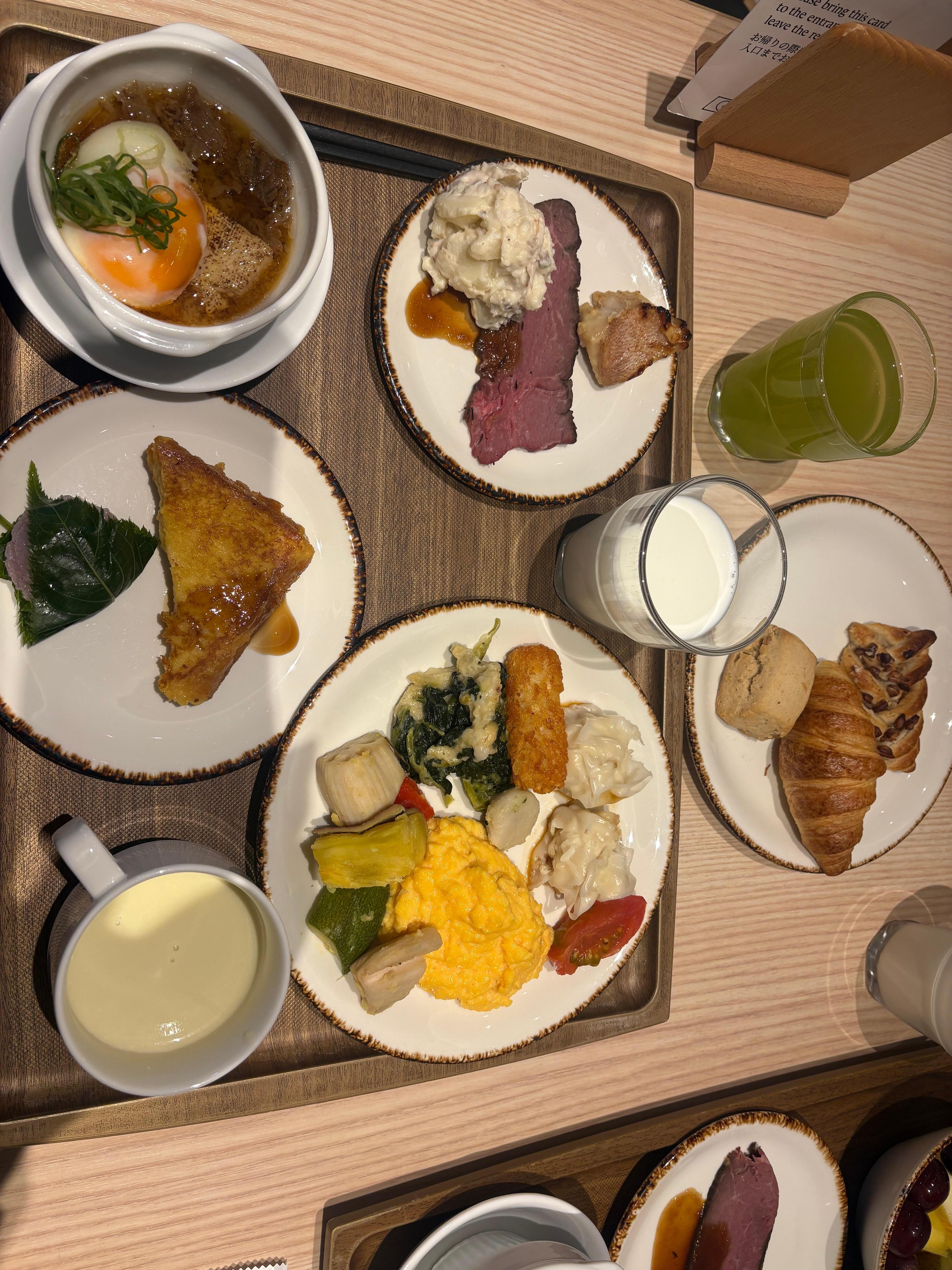 初日の朝食1R目です。この日はローストビ  ーフ。フレンチトーストも◎でした。