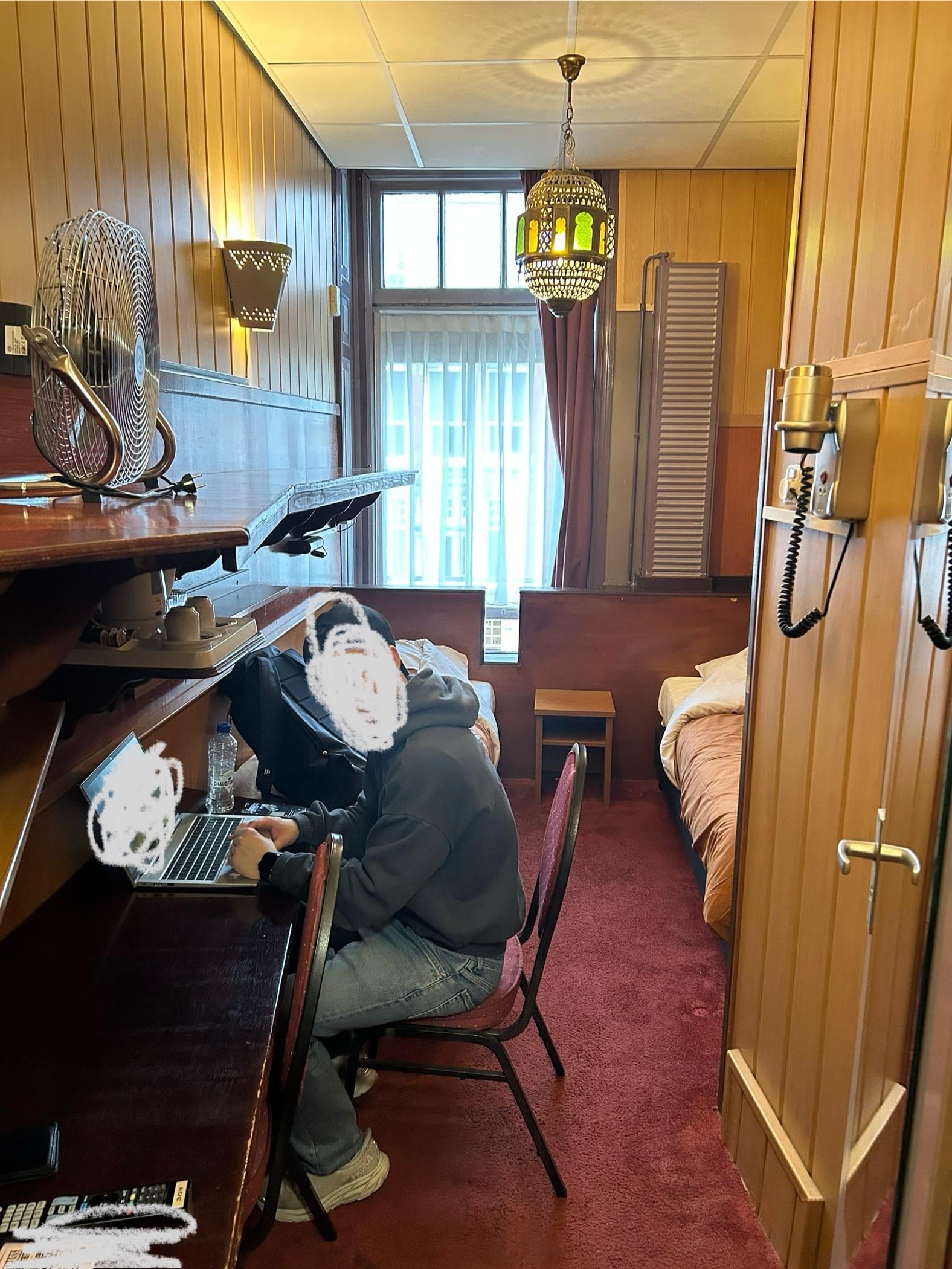 Så trangt at det i praksis er ubeboelig. Vi forlot hotellet når nytt var booket.