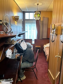 Så trangt at det i praksis er ubeboelig. Vi forlot hotellet når nytt var booket.