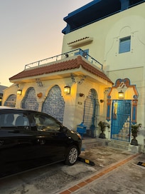 The pictures are accurate. It is so much prettier in person!!