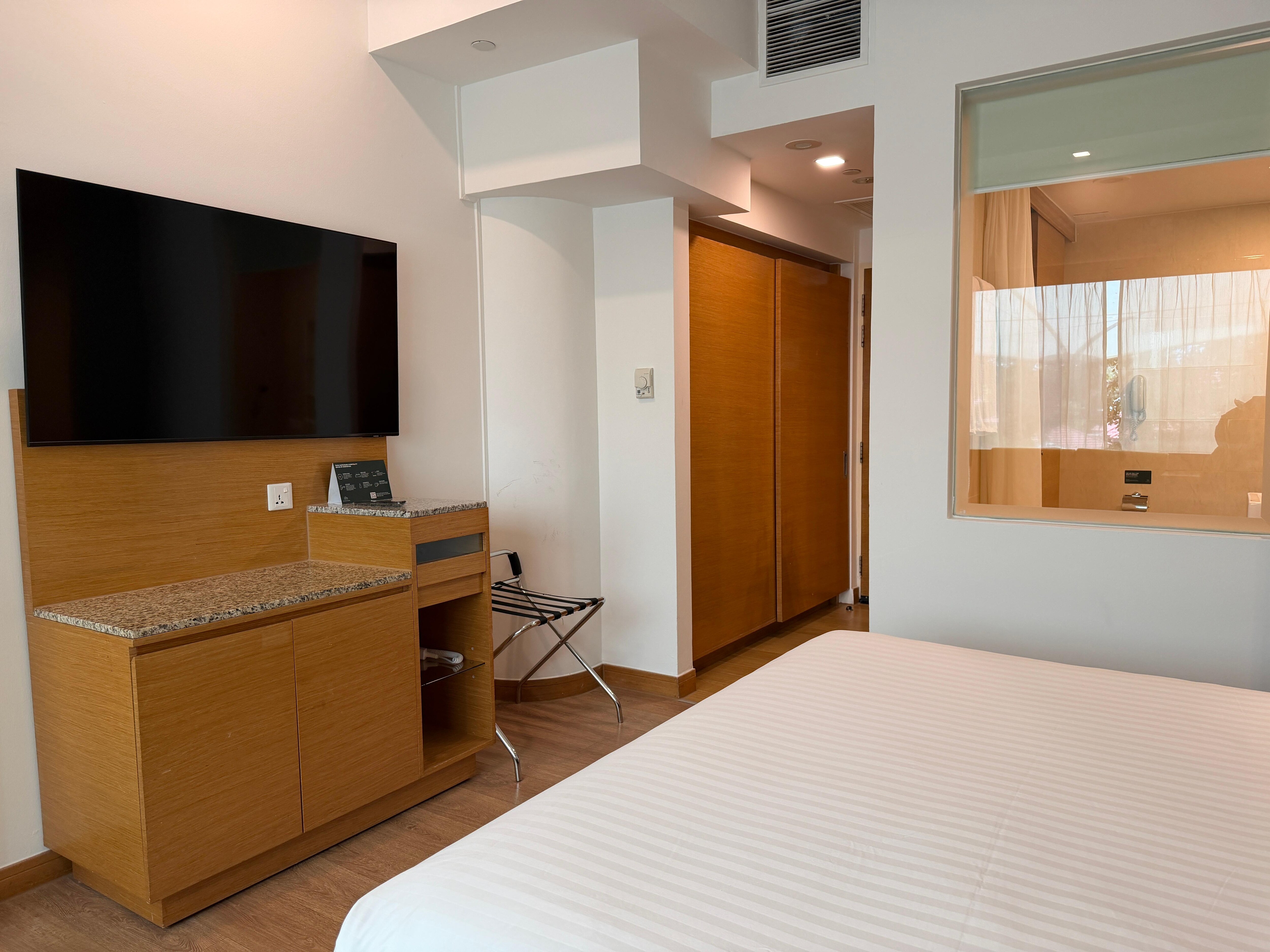 Showing tv and hallway to door