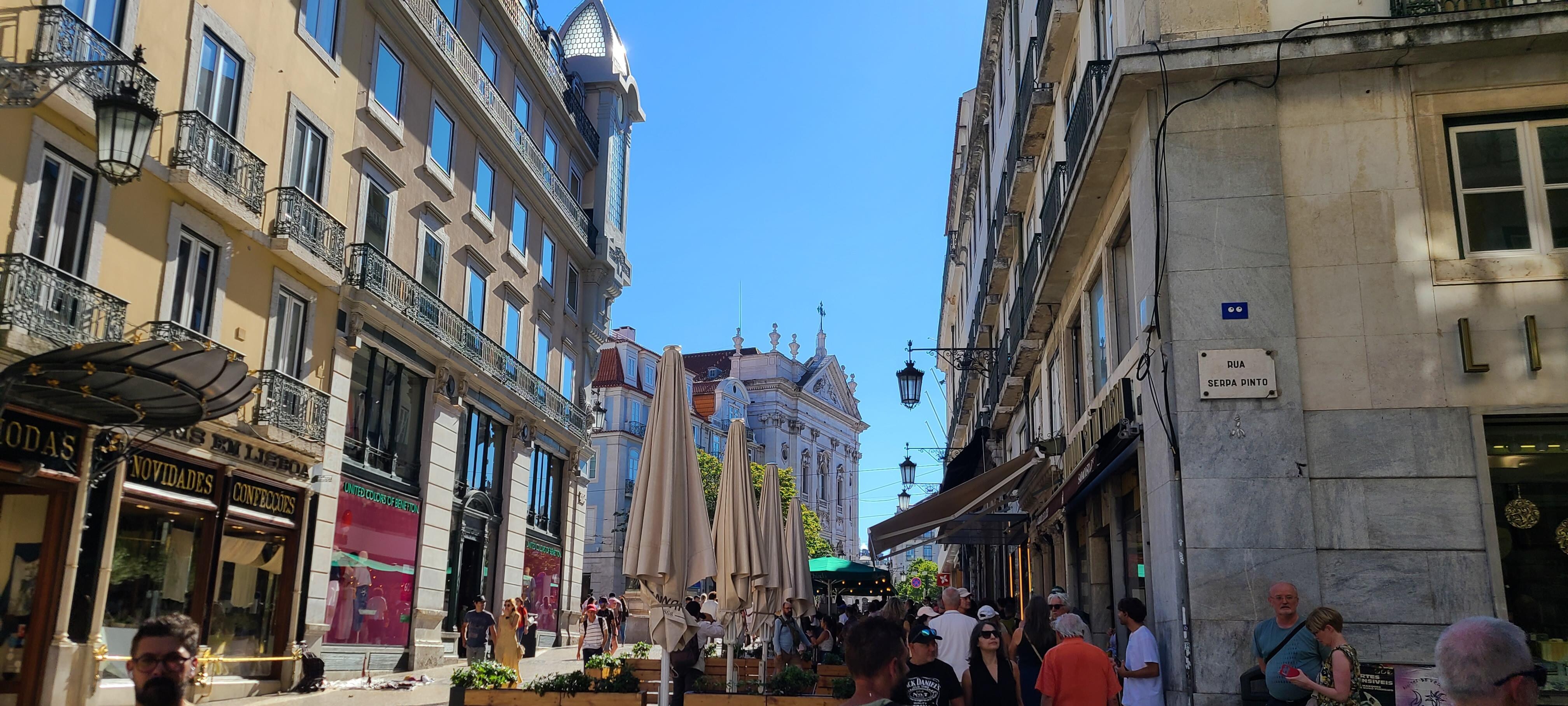 All this happening right out in front of Hotel Borges Chiado.
