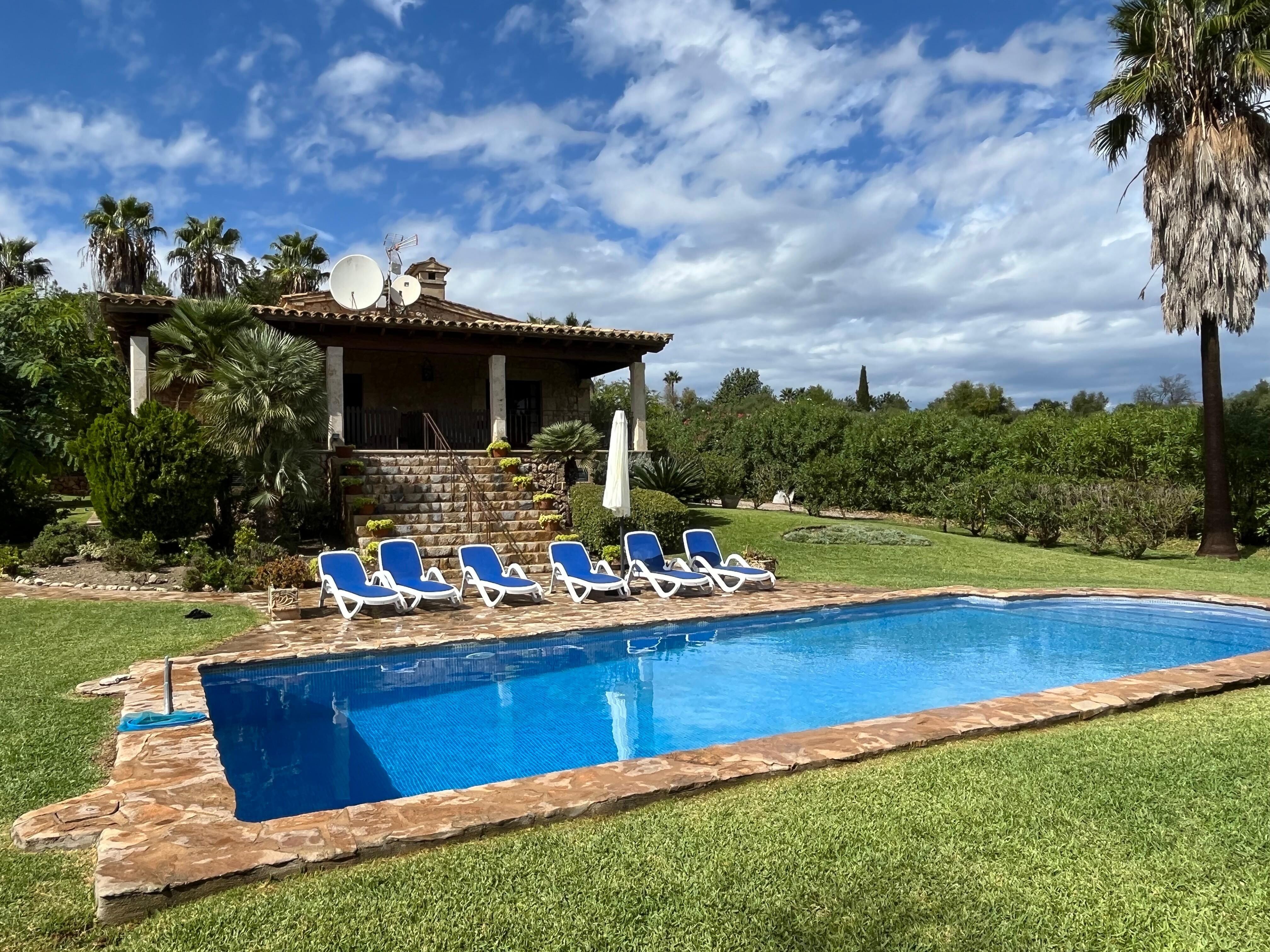 Wunderschöner Pool mit Blick auf die Finca