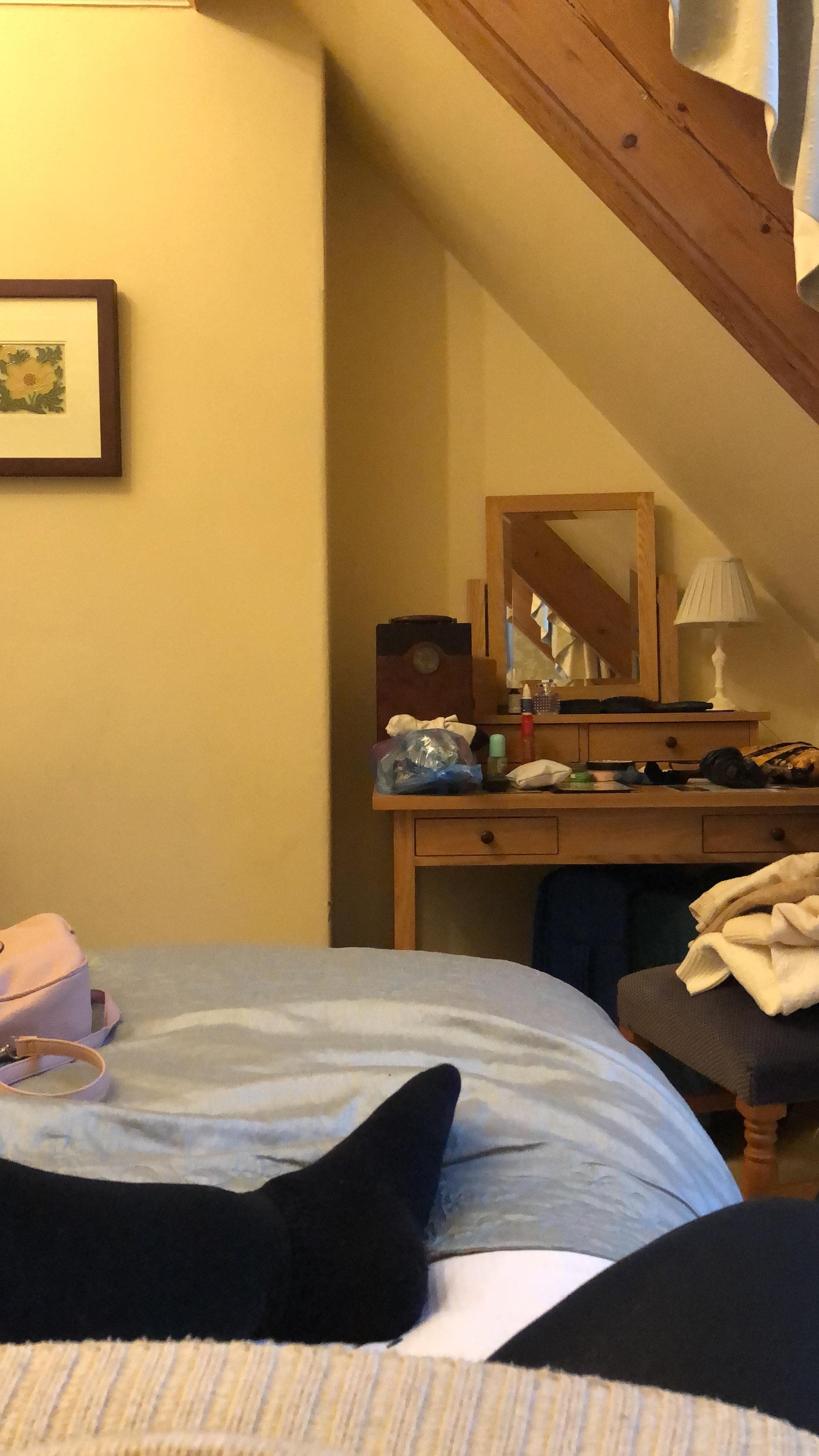 The room was clean. But the eaves in our room made it difficult to get round to the bed. Rather a small room! Other rooms were a lot bigger.
Wasn’t informed on description of the room.