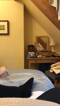 The room was clean. But the eaves in our room made it difficult to get round to the bed. Rather a small room! Other rooms were a lot bigger.
Wasn’t informed on description of the room.