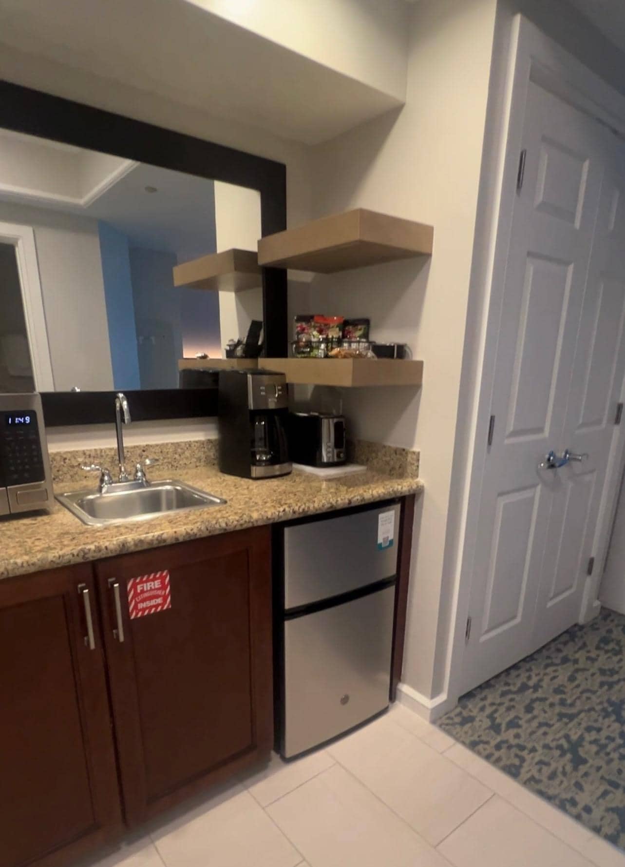 Kitchenette in bedroom2