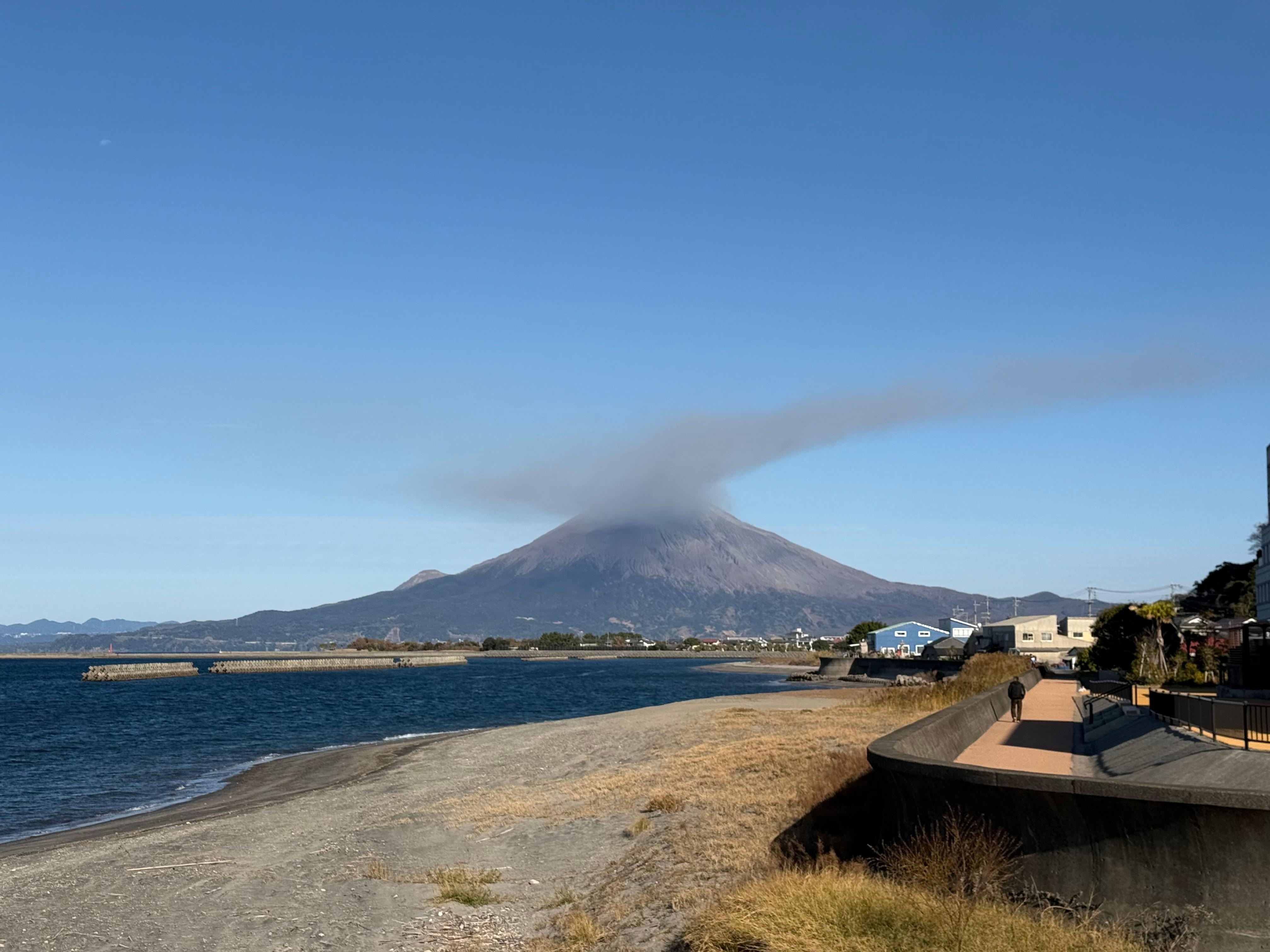 ホテルの外からの桜島
