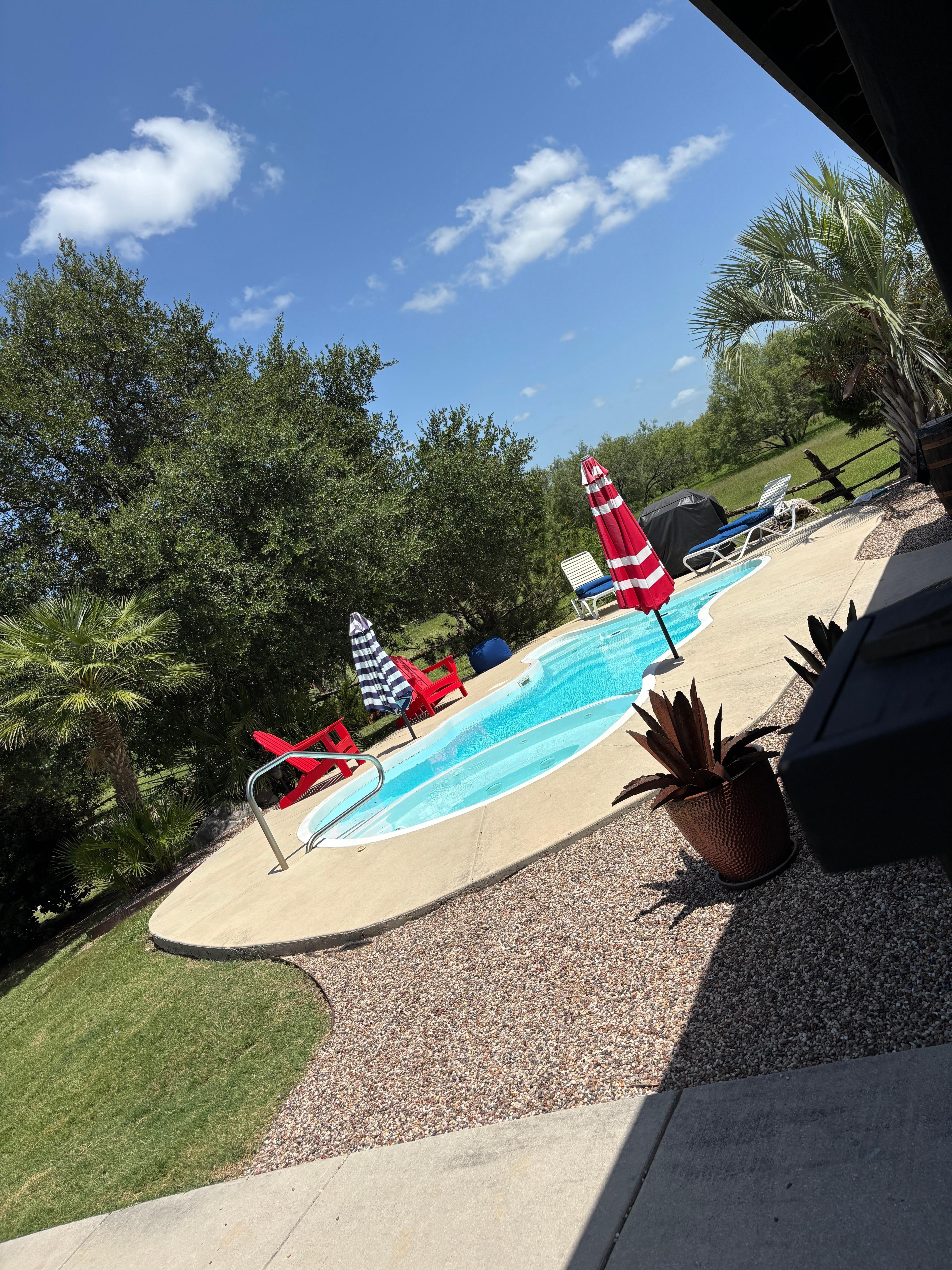 Fun pool. No pergola as shown in the photos 