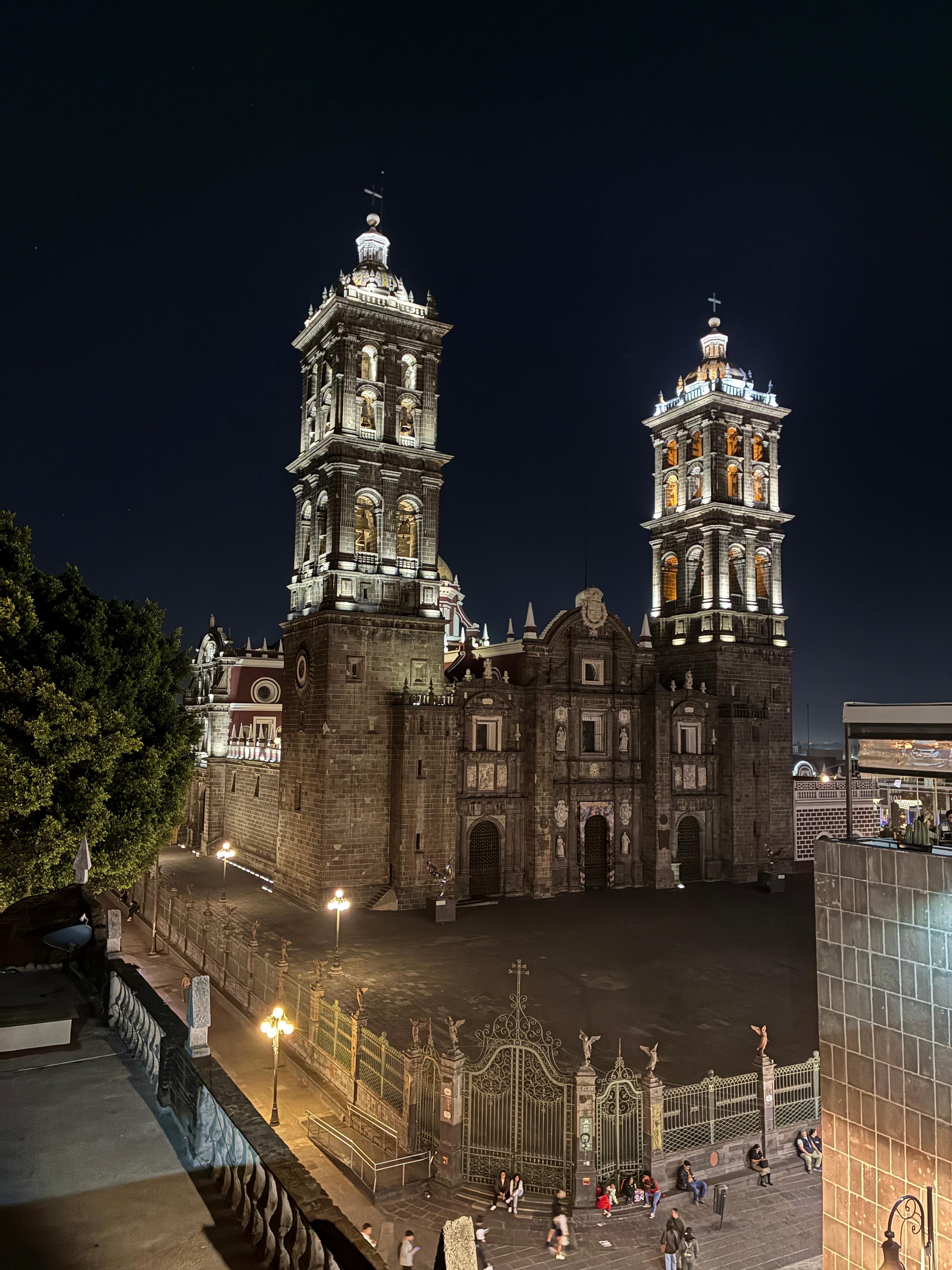 Desde la Terraza del hotel se observa la hermosa iglesia en el zócalo 