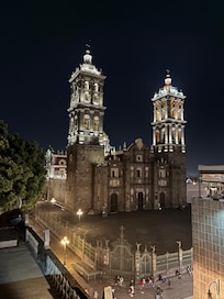 Desde la Terraza del hotel se observa la hermosa iglesia en el zócalo