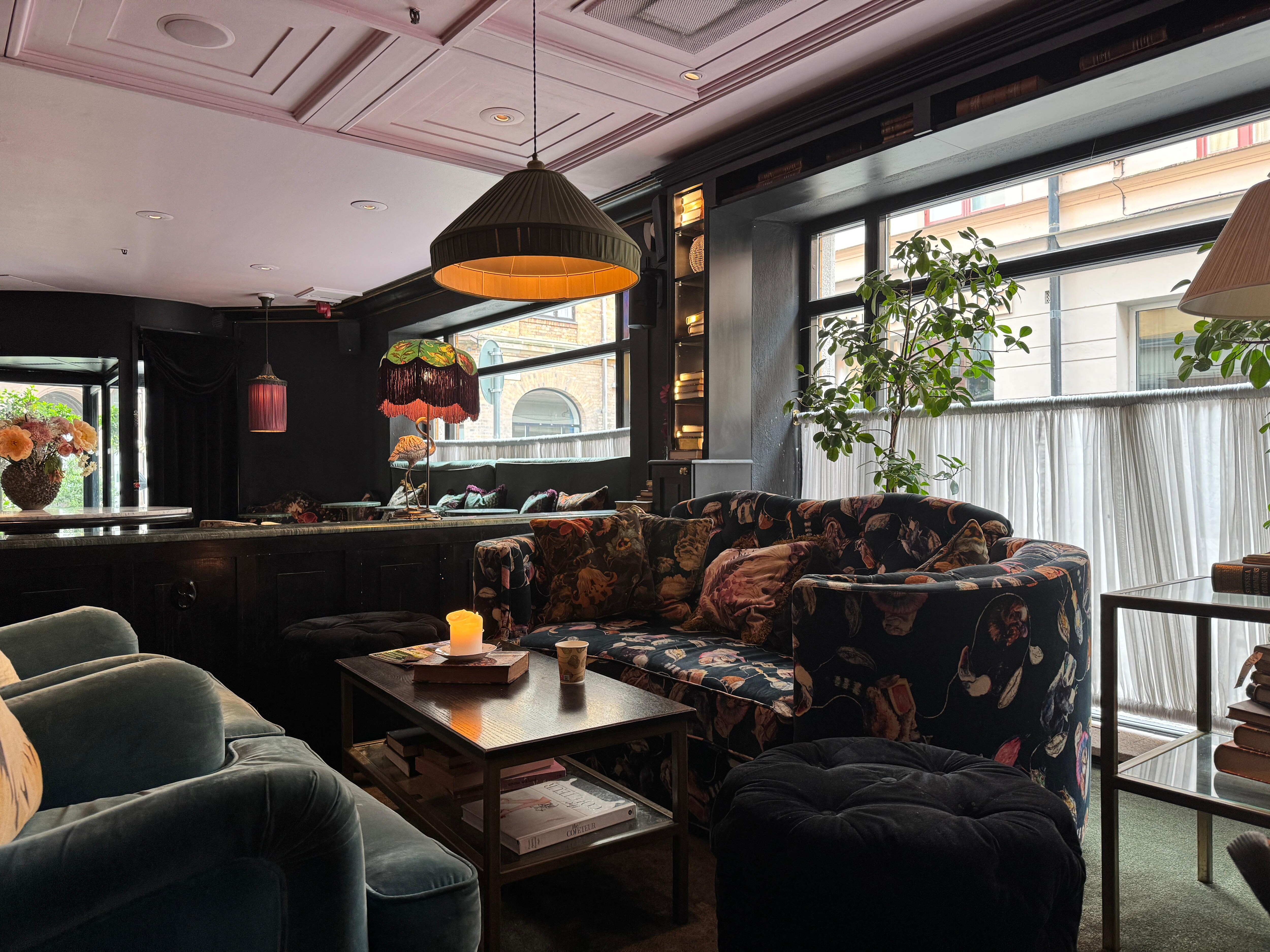 Lounge area in foyer